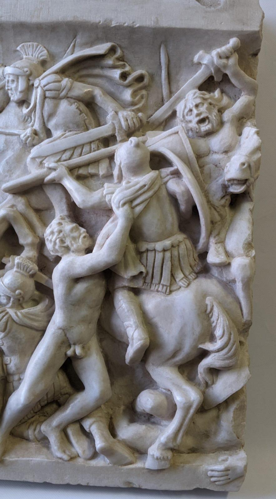 Hochrelief mit Darstellung einer Schlacht 
geschnitzt auf weißem Carrara-Marmor 
Abmessungen 
28.5 x 22 x 4 cm 
Gewicht 6
