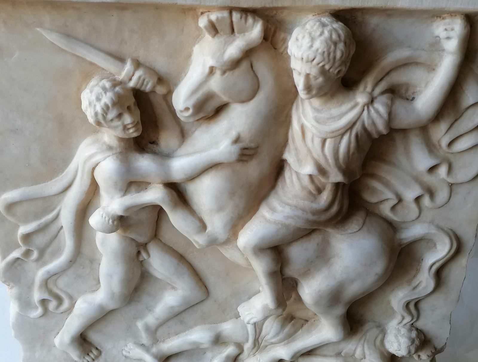 Hochrelief mit Darstellung einer Schlacht im klassischen Stil. 
geschnitzt auf weißem Carrara-Marmor 
Abmessungen 46 h x 45 x 10 cm,
 Gewicht 35,5 kg 
Schädel -