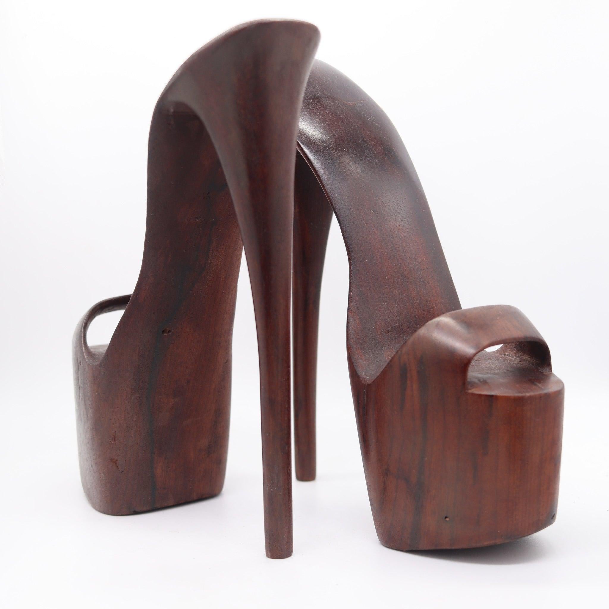 HIGH-RISE Schuhe Mid Century Modernist 1960 Buchstützen aus geschnitztem Edelholz (Mitte des 20. Jahrhunderts) im Angebot