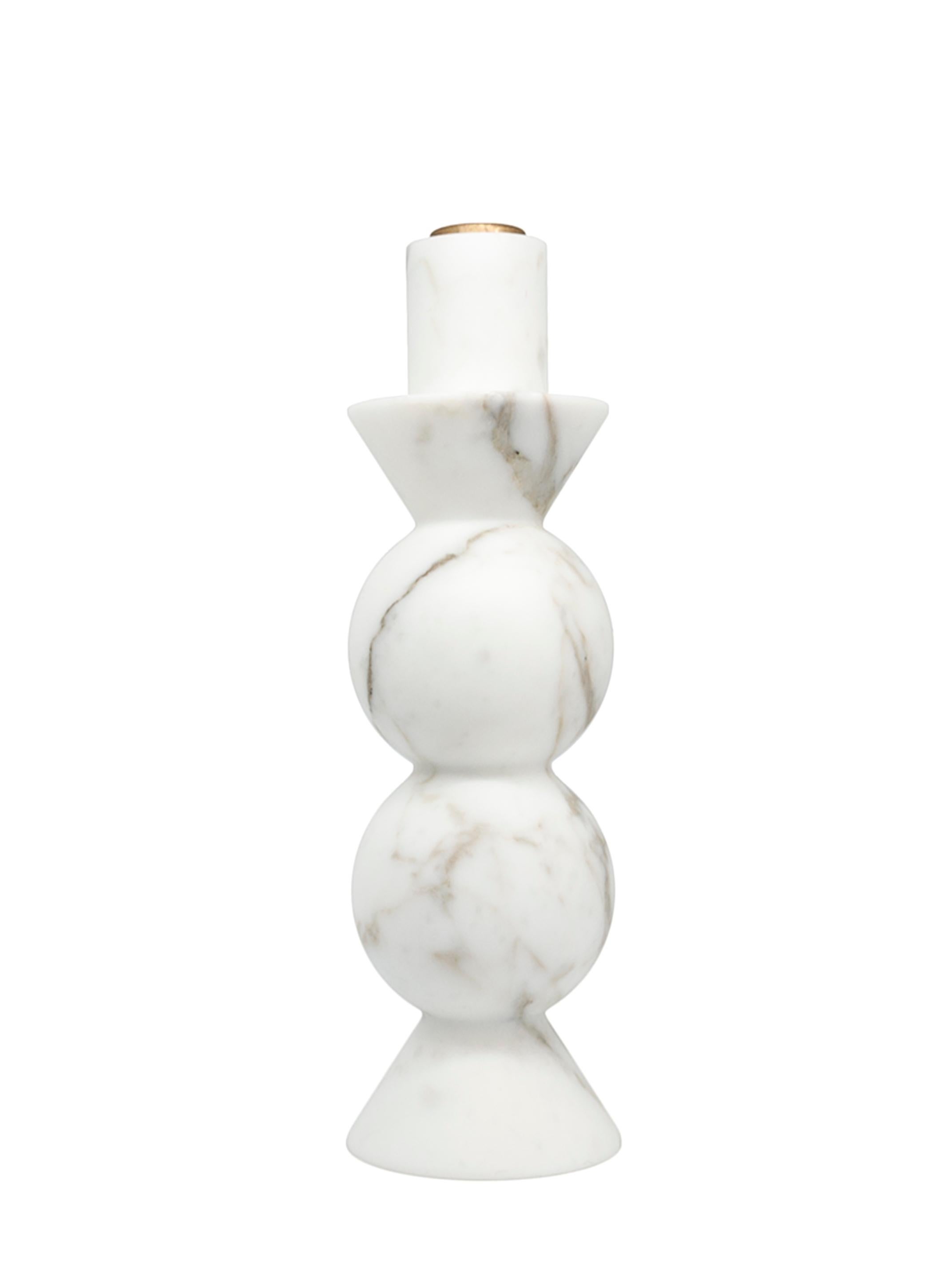 High rounded unicolor candleholder in white Carrara marble and brass.
-Jacopo Simonetti design for FiammettaV-
Each piece is in a way unique (every marble block is different in veins and shades) and handmade by Italian artisans specialized over