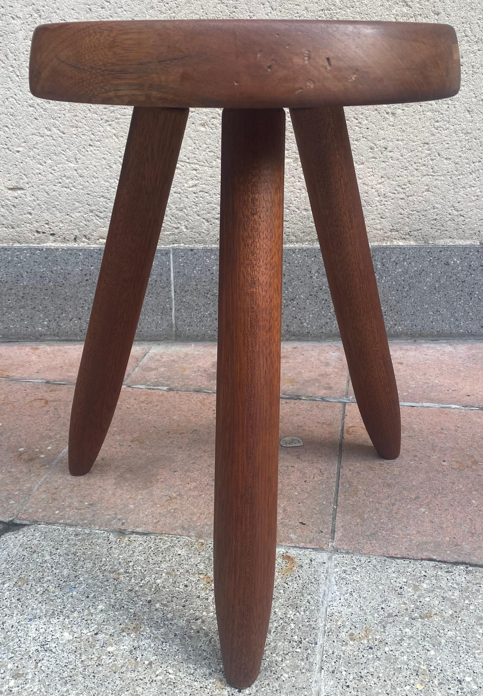 High shepherd stool by Charlotte Perriand - circa 1960.
For Les Arcs 1600
Editor Steph Simon
Mahogany
Dimensions: h45xø31cm
Very nice patina.
1960s. 
note a trace on the seat (see photos)
In general good shape.

