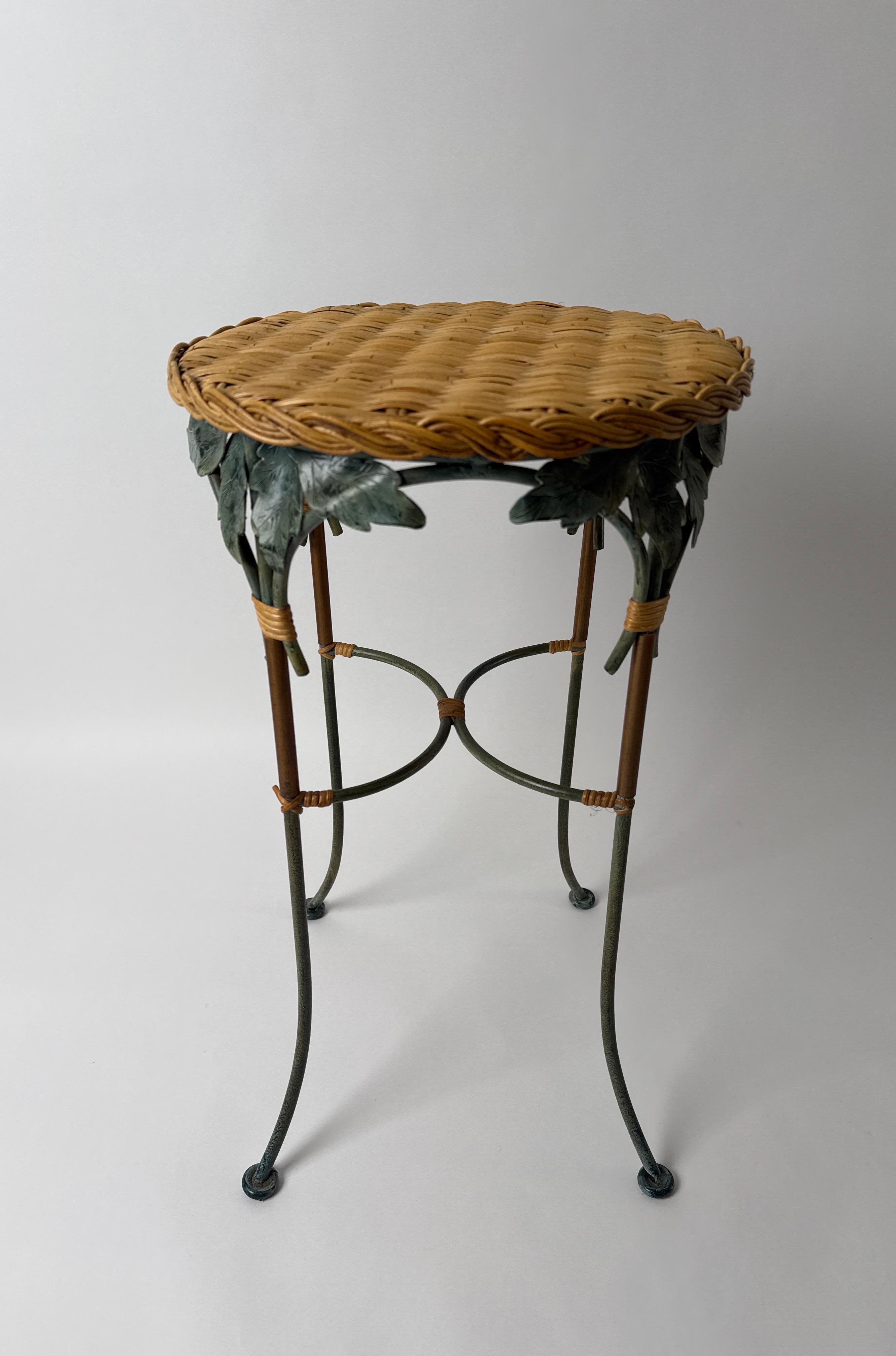 Schöner handgefertigter Beistelltisch im besten italienischen französischen Landhausstil. Das Gestell ist wunderschön aus Metall gefertigt, im oberen Teil unter der Tischplatte befinden sich schöne kunstvolle Blätter, die ebenfalls aus Metall