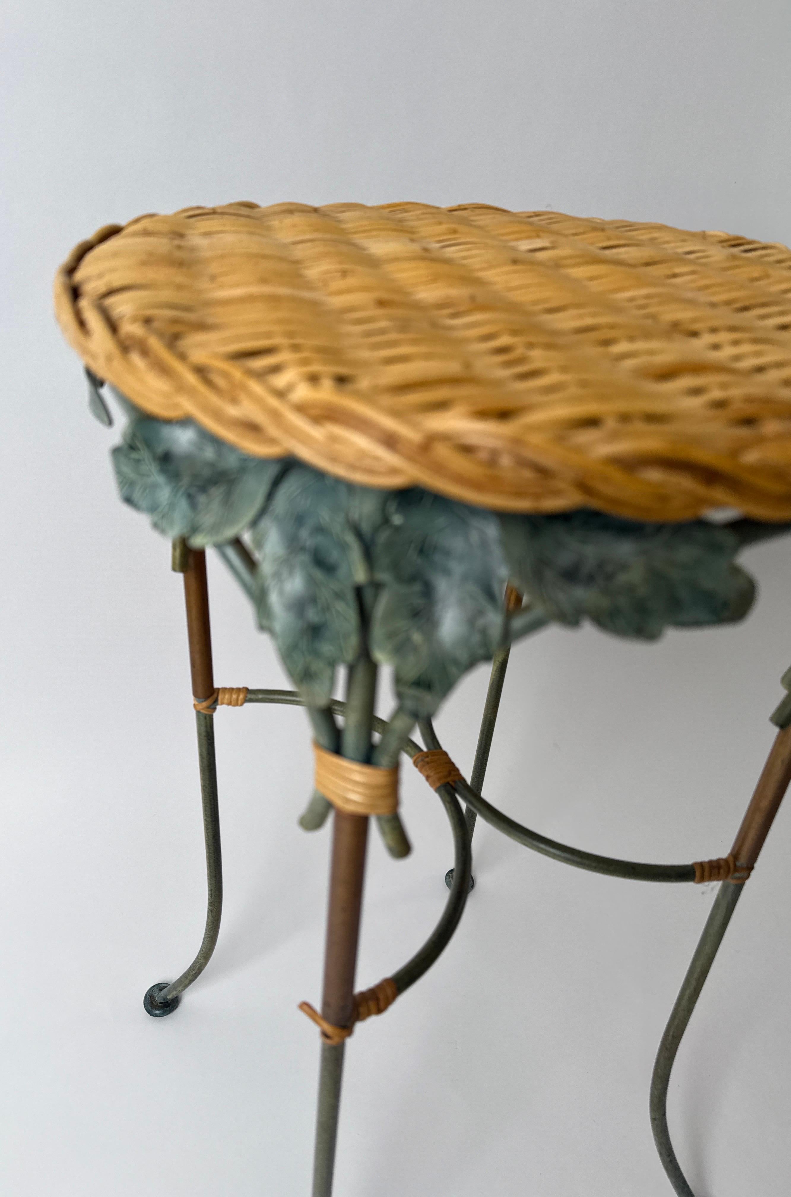 Hoch-Beistelltisch im französischen Landhausstil mit Blattdekorationen (Französische Provence)
