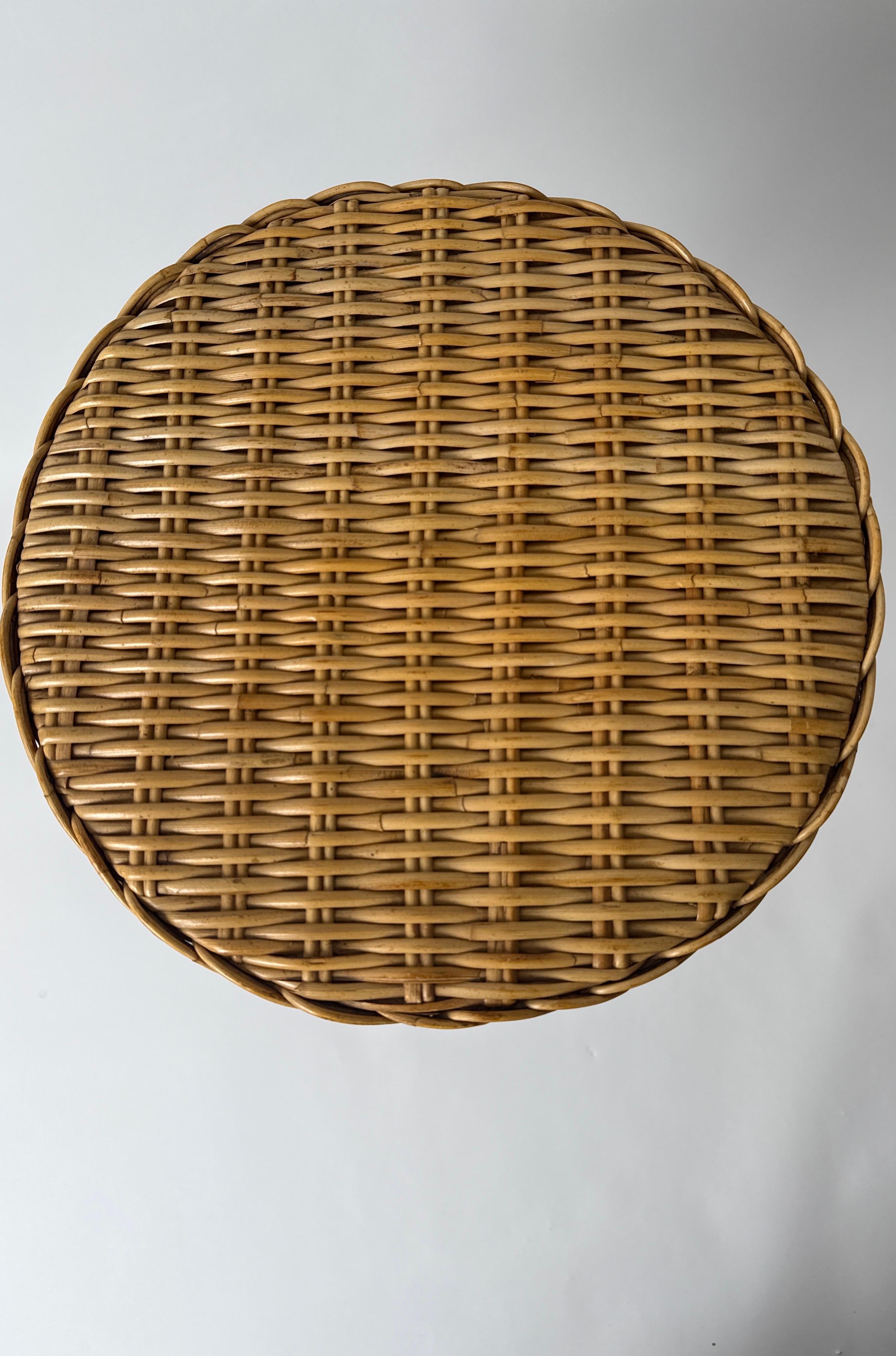 Hoch-Beistelltisch im französischen Landhausstil mit Blattdekorationen (Ende des 20. Jahrhunderts)
