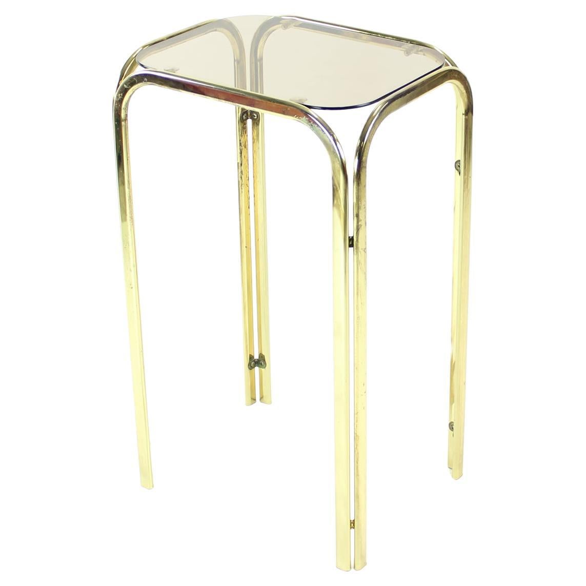 Mesa auxiliar alta de metal con tapa de cristal, Checoslovaquia Años 70