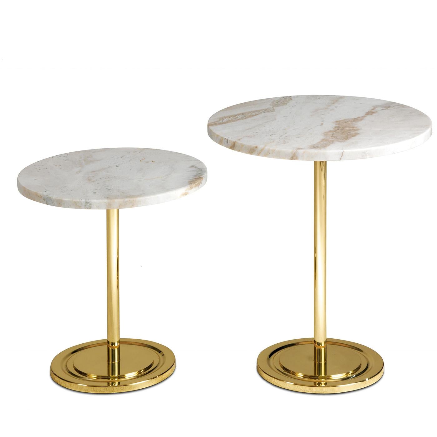 Cette table d'appoint sophistiquée constitue un ajout polyvalent à tout salon, grâce à l'association de matériaux traditionnels et d'une silhouette minimaliste. La base est constituée d'un socle rond avec un pied central supportant le plateau en