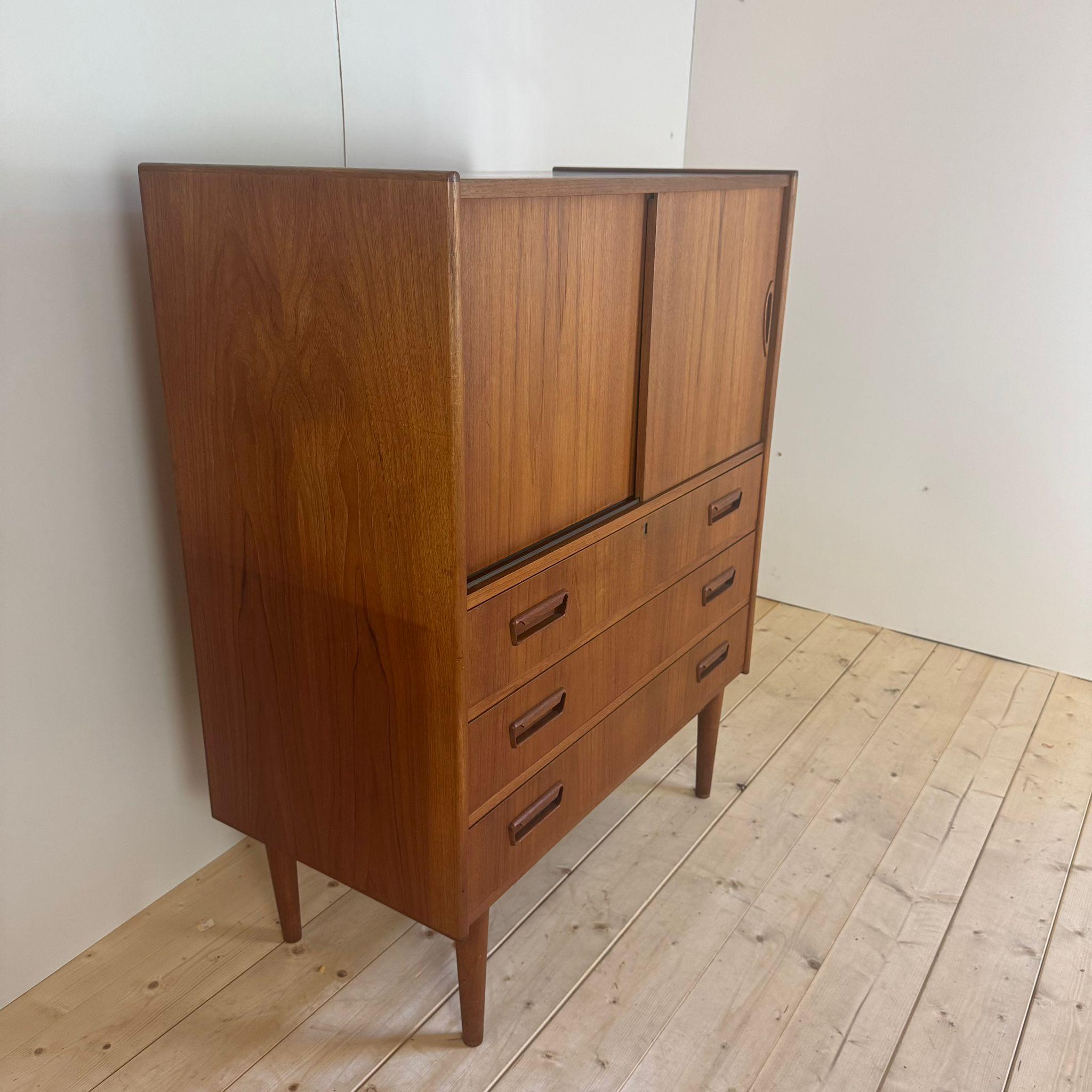 Aparador alto en teca, Dinamarca 1960 Chapado en venta