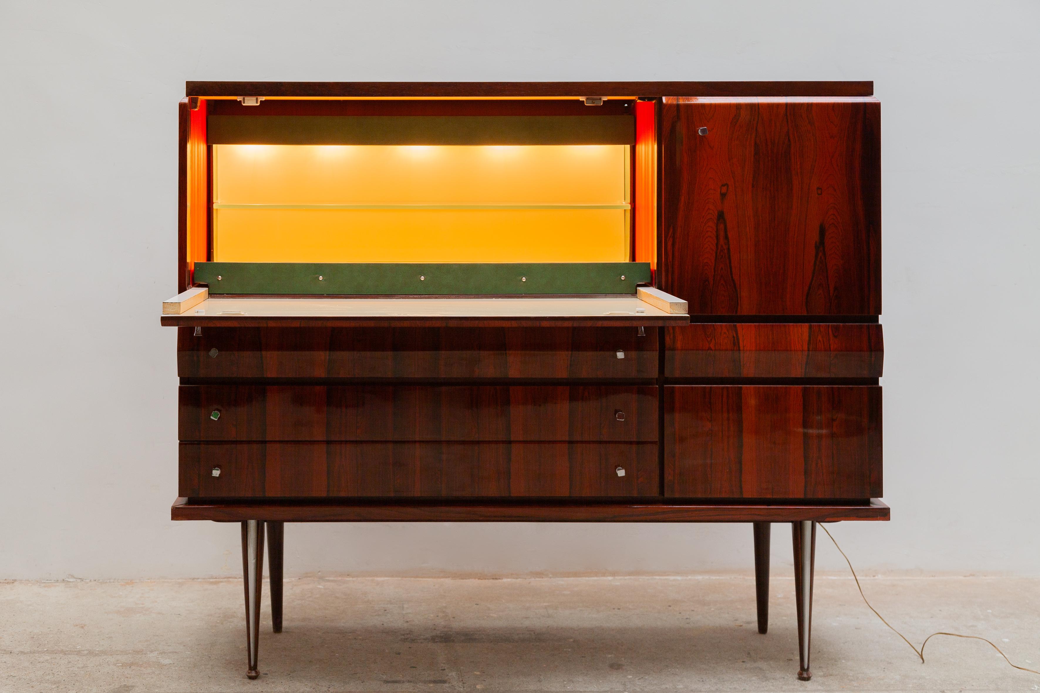 High Sideboard, Dry Bar in High Gloss Italian in Style of Paolo Buffa, 1960s In Good Condition In Antwerp, BE