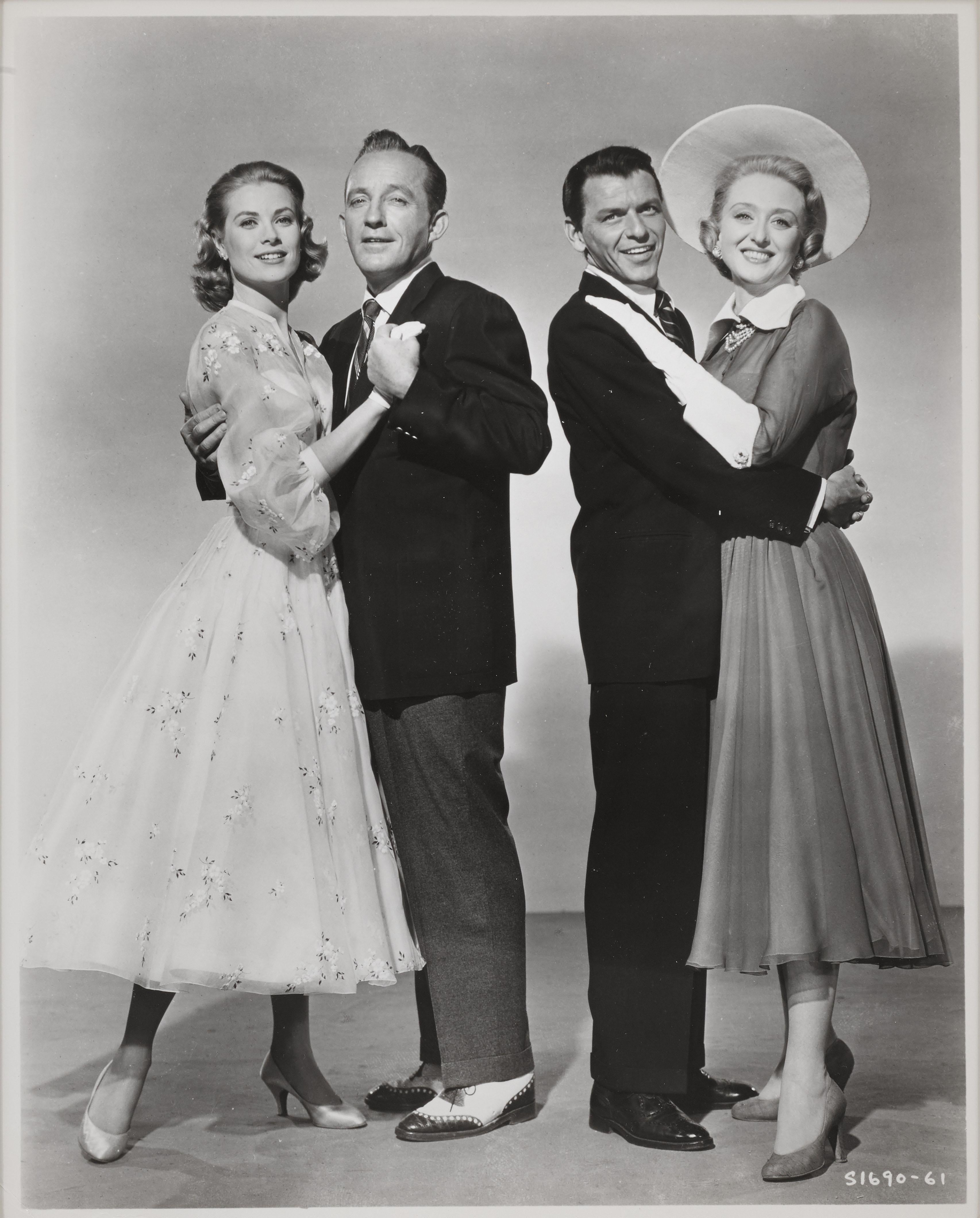 Originales Studio-Schlüsselfoto für den Komödienklassiker von 1956, ein Musical mit Bing Crosby, Grace Kelly, Frank Sinatra und Louis Armstrong. Der Film war eine Neuverfilmung des Films The Philadelphia Story von 1940.
Dieses Stück ist in einem