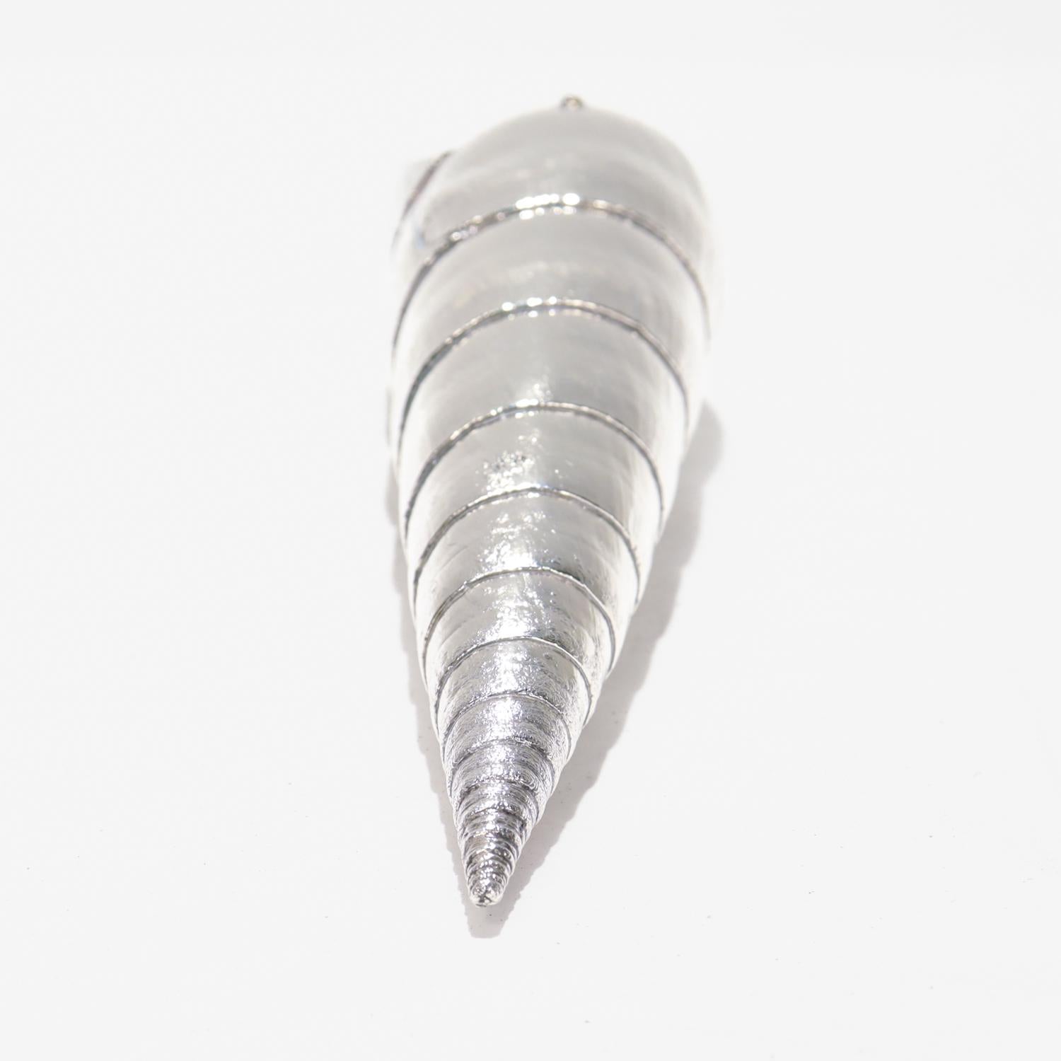 Moderno Conchiglia ad alta pressione con sovrapposizione di argento Sterling in vendita