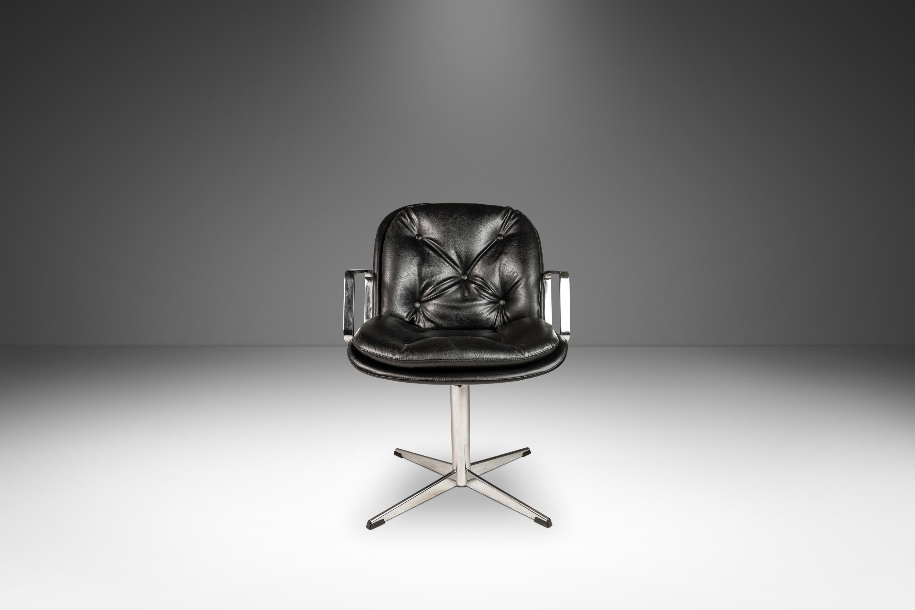 Construite en acier chromé, cette chaise de bureau robuste est parfaite pour presque tous les espaces de travail et toutes les palettes de design, du moderne du milieu du siècle à l'industriel, et tout ce qui se trouve entre les deux. Entièrement