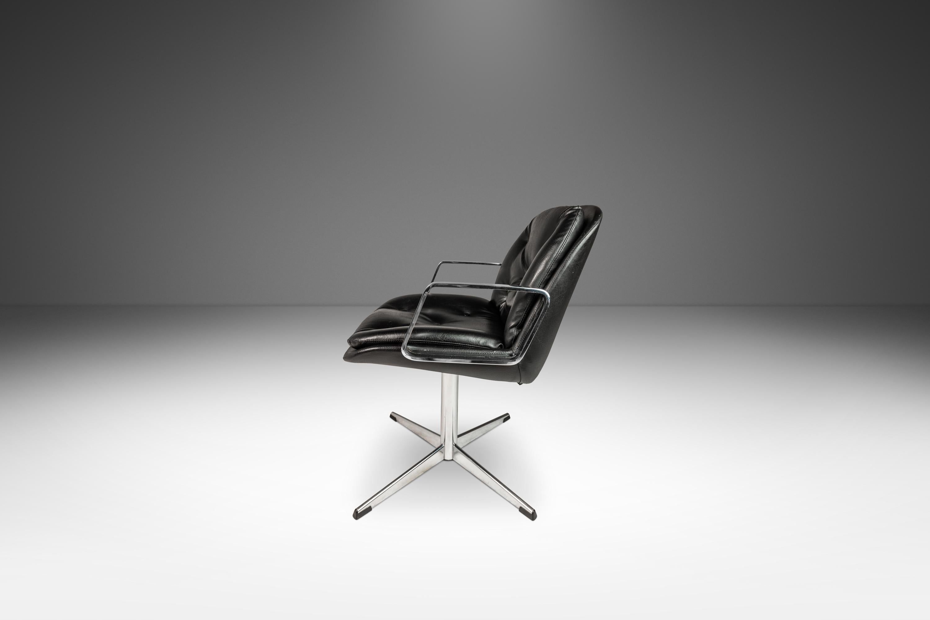 Mid-Century Modern Chaise de bureau à haut niveau en chrome et vinyle d'après Charles Pollock, États-Unis, années 1960 en vente