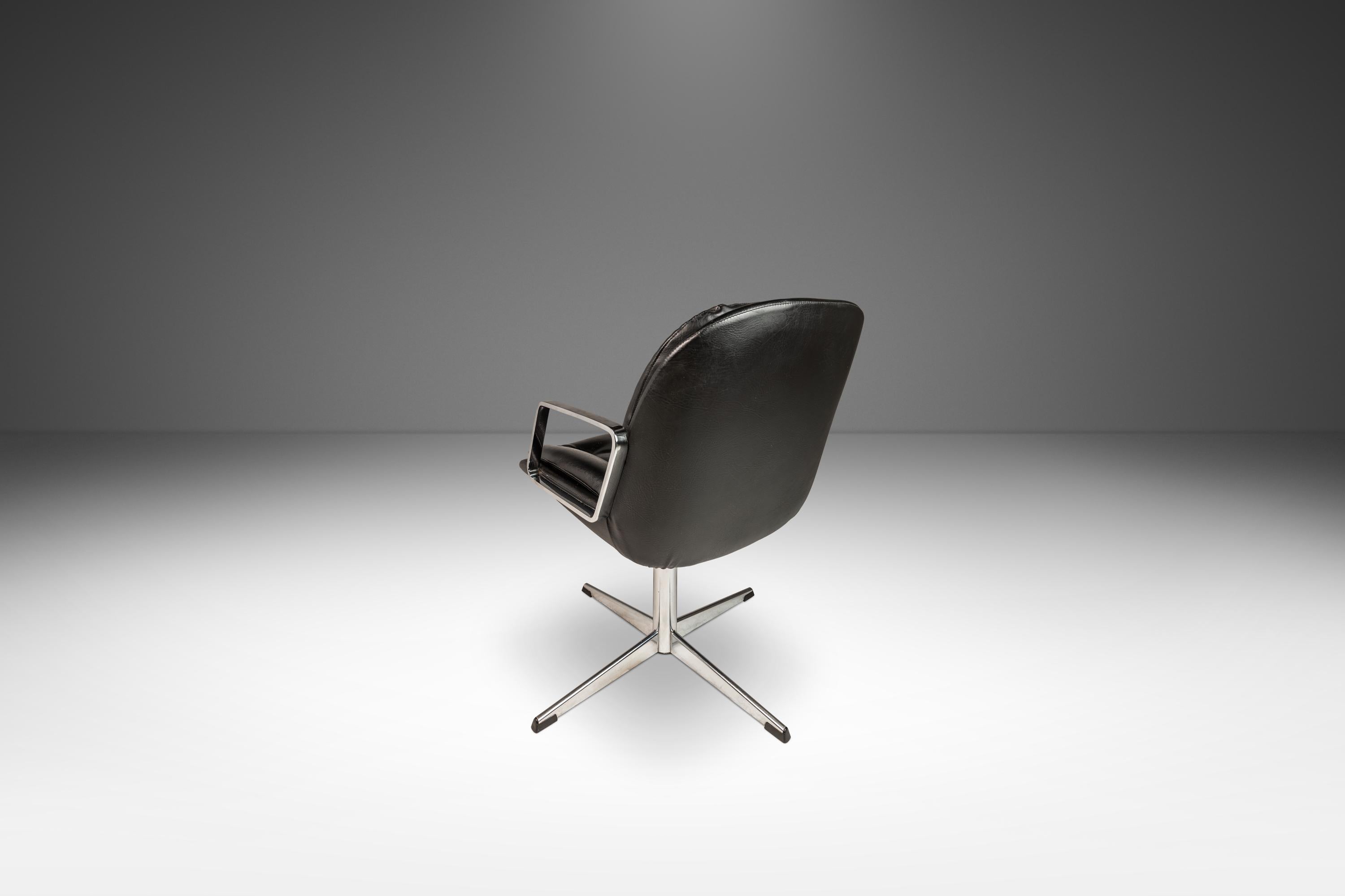 Américain Chaise de bureau à haut niveau en chrome et vinyle d'après Charles Pollock, États-Unis, années 1960 en vente