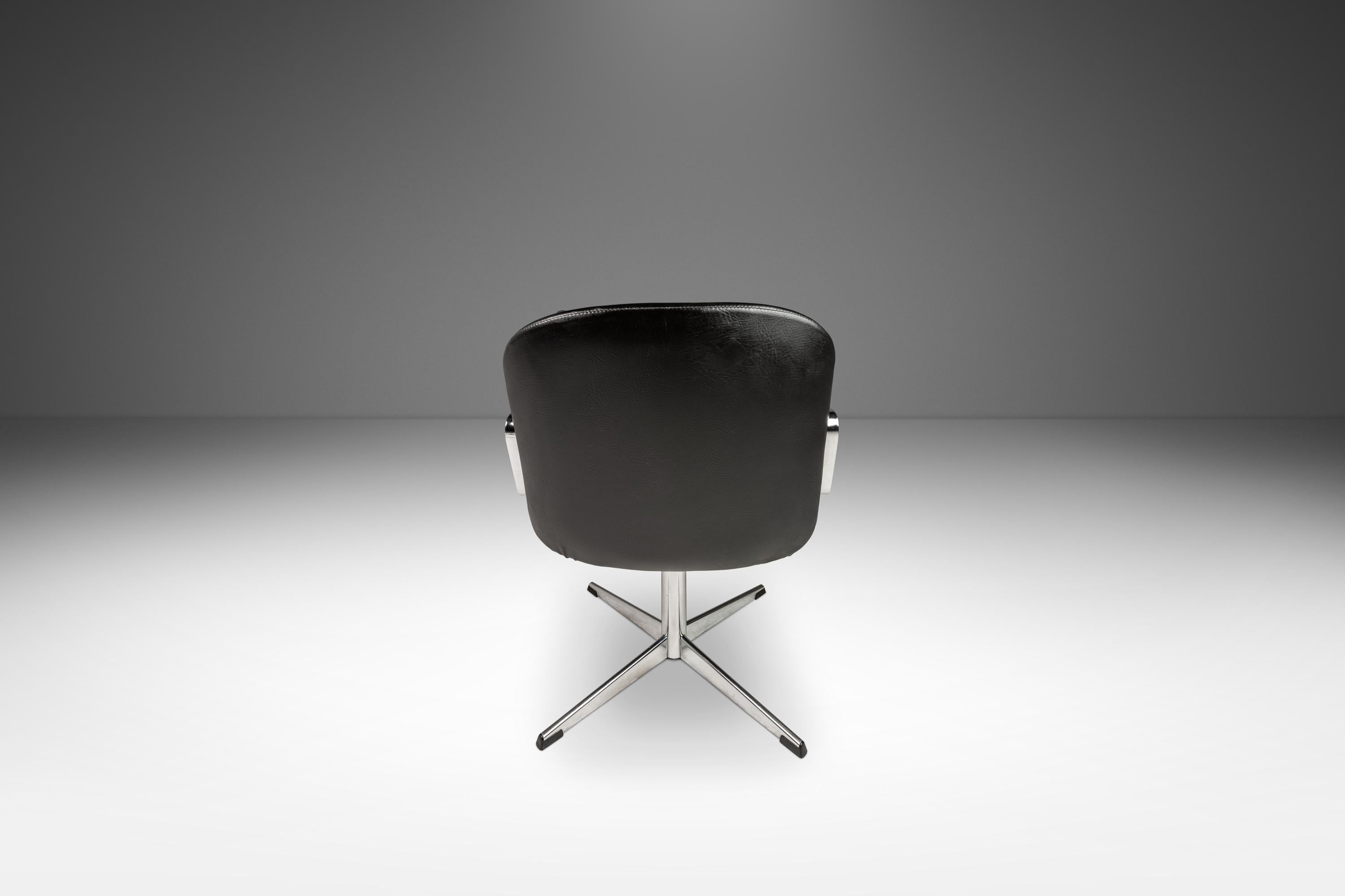 Chaise de bureau à haut niveau en chrome et vinyle d'après Charles Pollock, États-Unis, années 1960 Bon état - En vente à Deland, FL