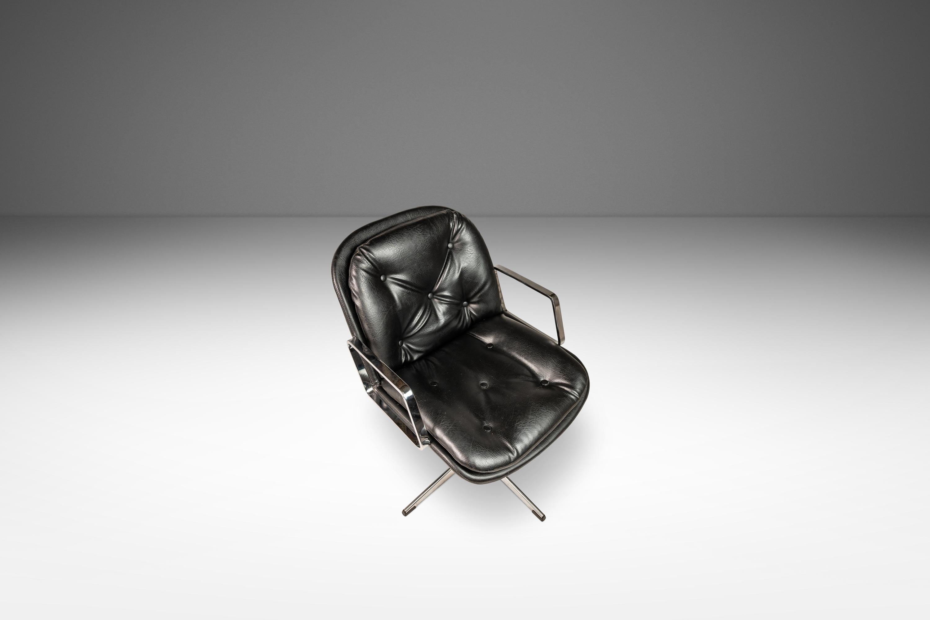 Milieu du XXe siècle Chaise de bureau à haut niveau en chrome et vinyle d'après Charles Pollock, États-Unis, années 1960 en vente