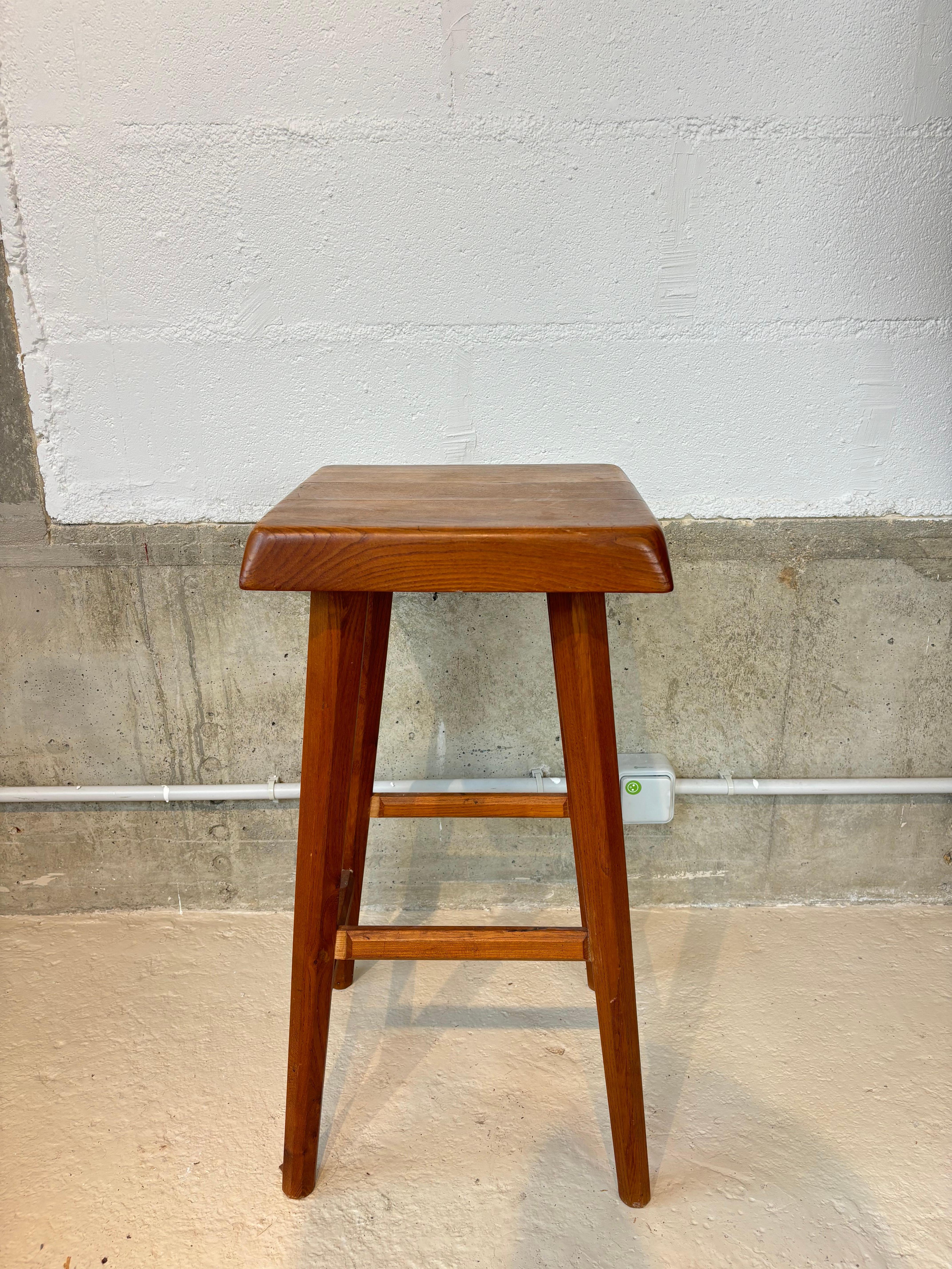 Tabouret de bar S01 par Pierre Chapo en orme massif. 