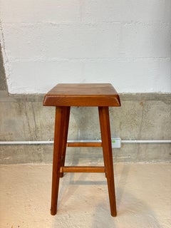 Tabouret haut par Pierre Chapo