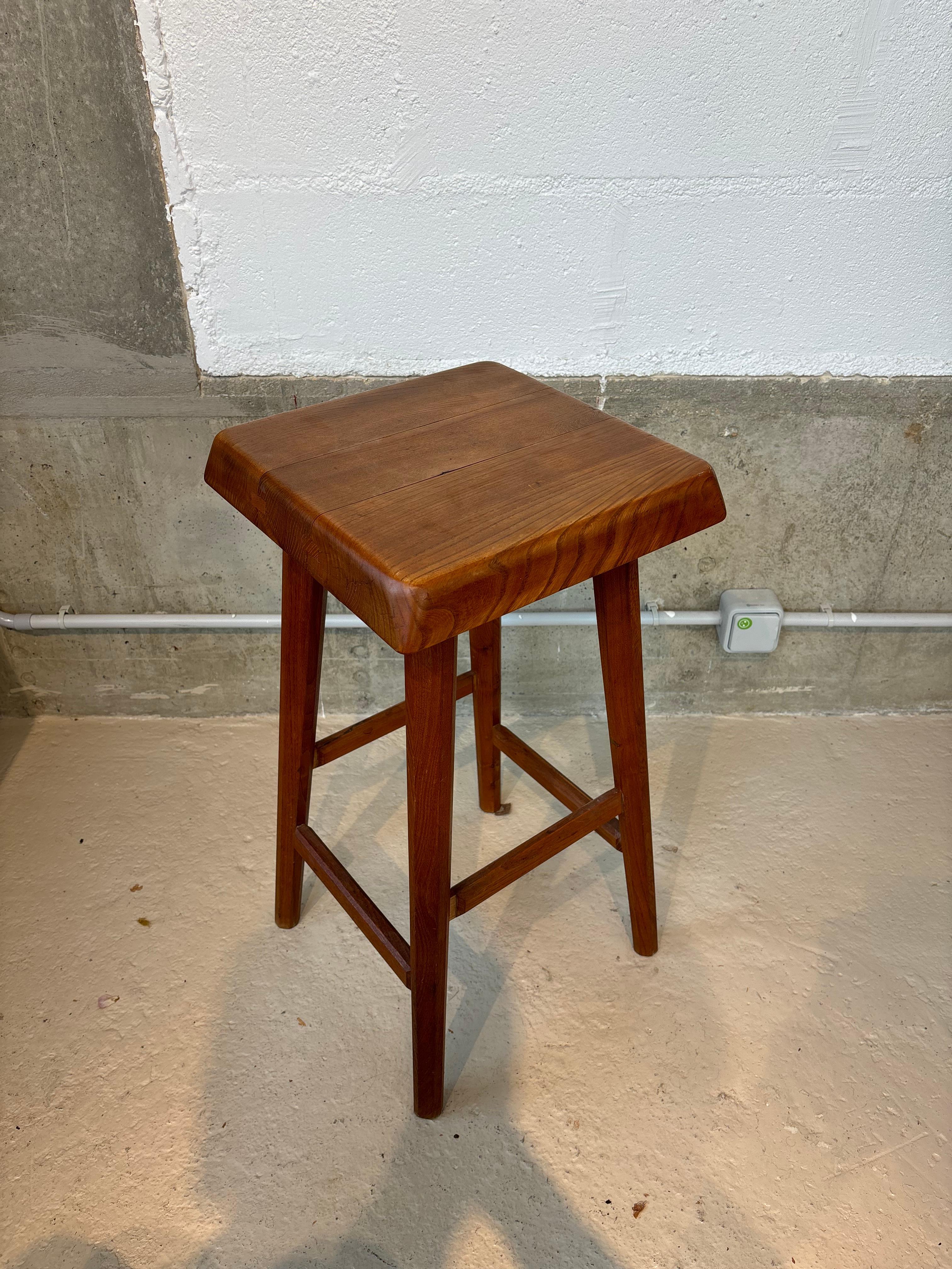 Hoher hocker von Pierre Chapo (Ulmenholz) im Angebot
