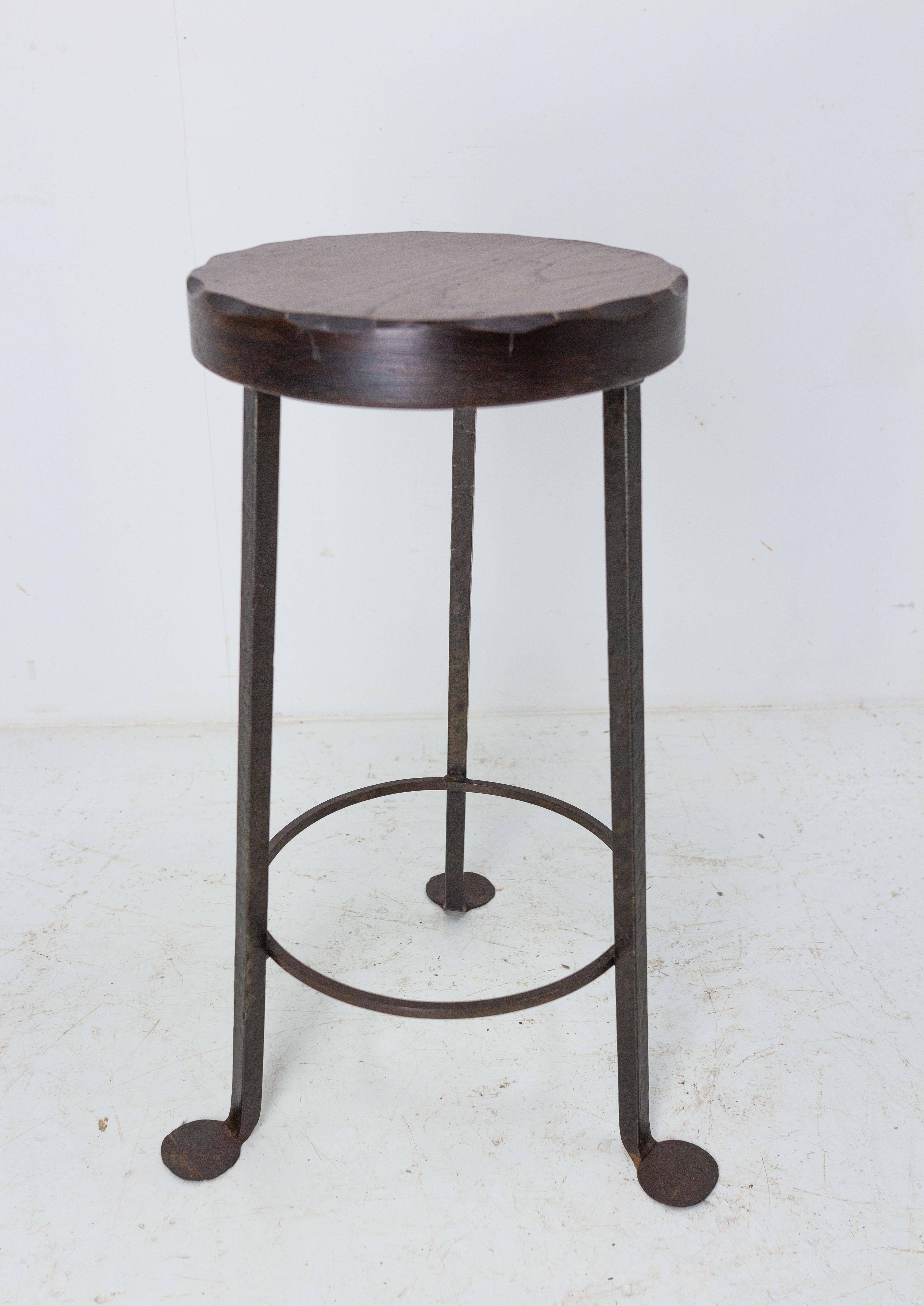 High wrought iron stool elm top breakfast bar stool French mid-century.
This can also be used as a plant holder.
Good condition solid and sturdy with minor signs of age.

Shipping:
L39 P32 H60,5 6,3 kg
