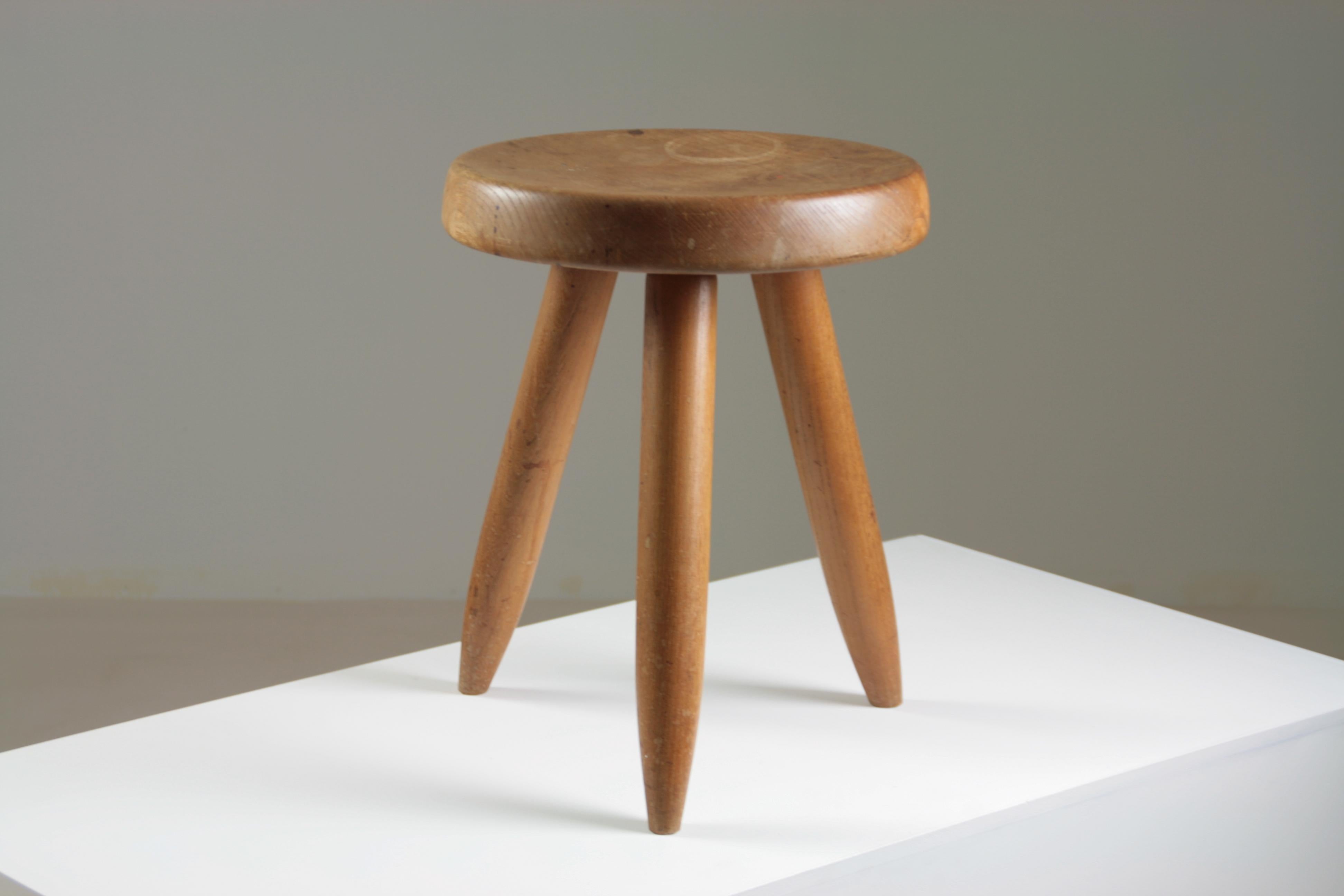 Der von Charlotte Perriand entworfene hohe Hocker Berger ist eine Ikone des Designs des 20. Jahrhunderts und verkörpert raue und funktionale Eleganz. Dieser von der alpinen Handwerkskunst inspirierte Stuhl ist eine Hommage an die Einfachheit
