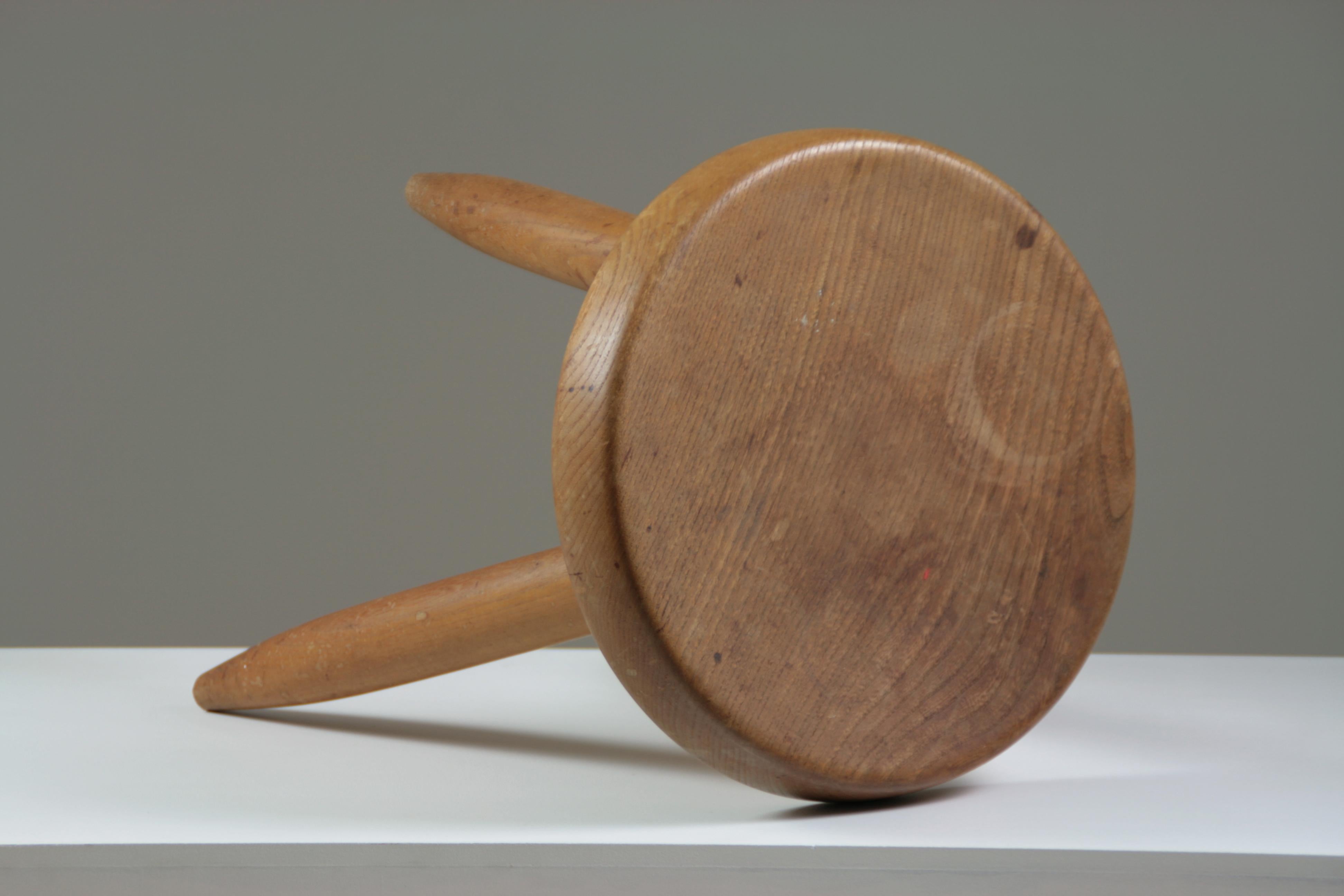 Hoher Hocker aus Esche, Berger-Modell von Charlotte Perriand, Frankreich 1950er Jahre (20. Jahrhundert) im Angebot