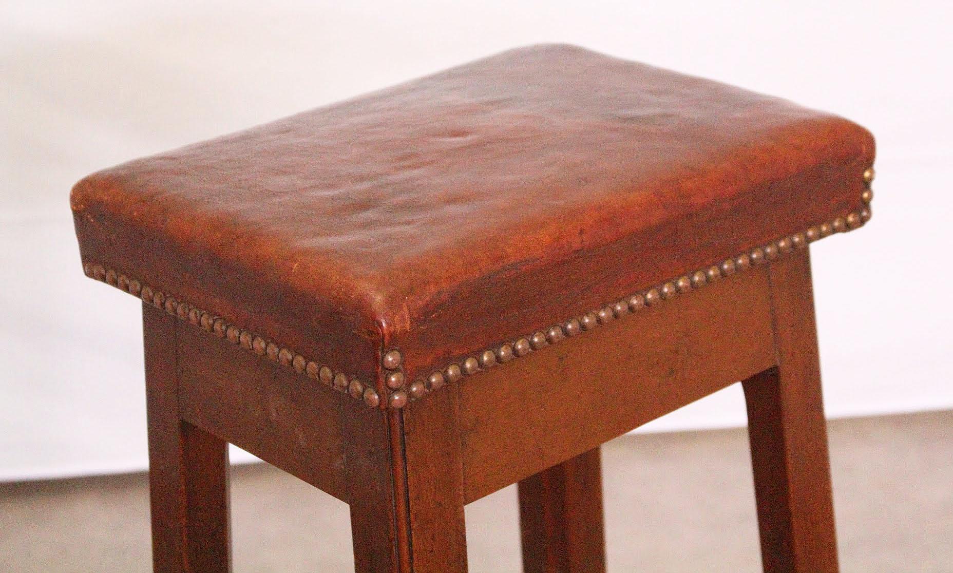 High stool leather top breakfast bar stool French midcentury
Original 'Bordeaux' brown leather top with studs
Good condition solid and sturdy with minor signs of age, leather has some old marks of usage that are characterful.


    