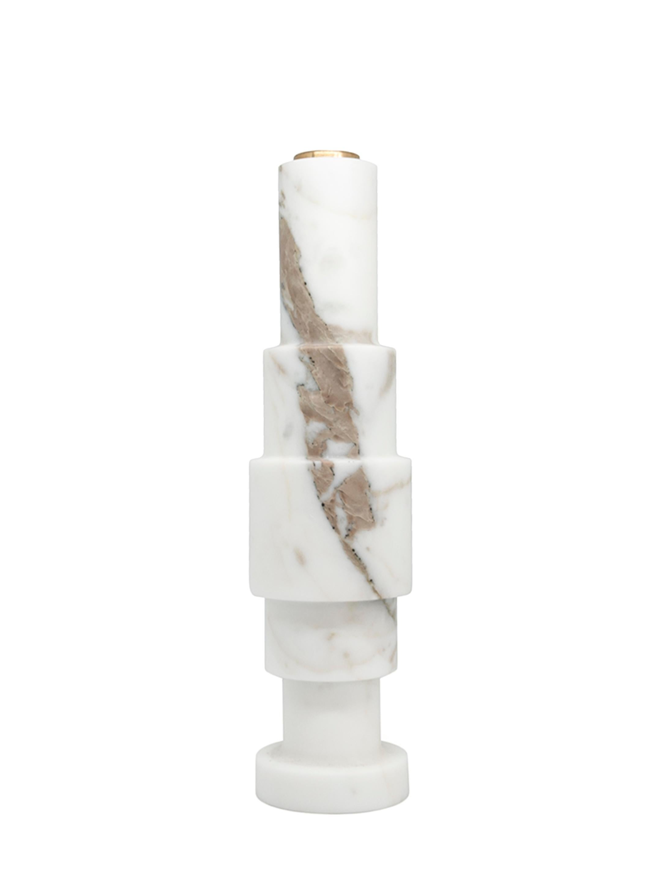 Hoher quadratischer einfarbiger Kerzenhalter aus weißem Carrara-Marmor und Messing.
- Jacopo Simonetti Entwurf für FiammettaV-
Jedes Stück ist ein Unikat (jeder Marmorblock hat eine andere Maserung und Schattierung) und wird von italienischen