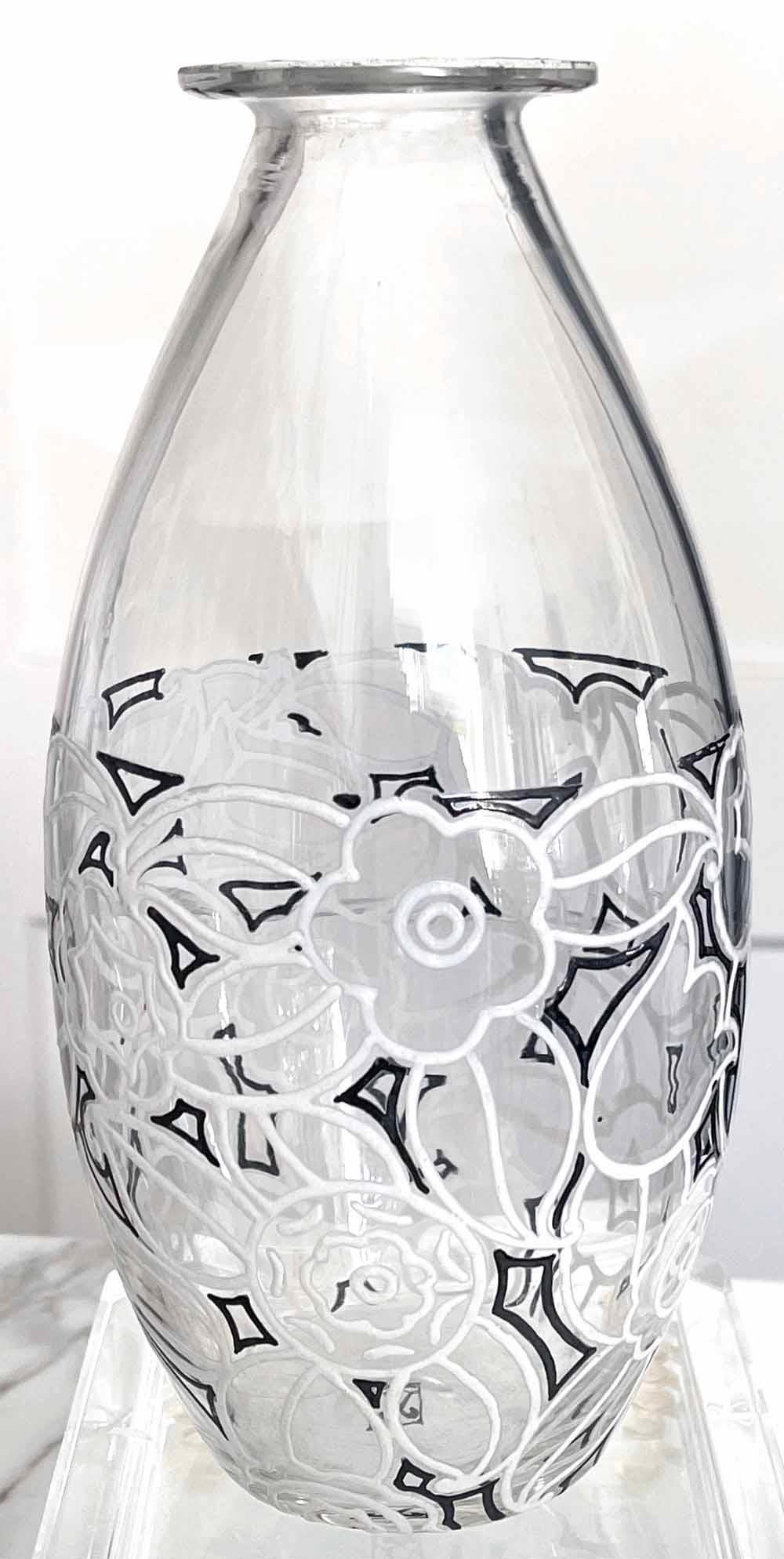 Bien que René Lalique ait régné en maître sur les pièces en verre moulé haut de gamme de la manière stylisée que nous appelons aujourd'hui Art déco, dans le domaine connexe du verre émaillé et décoré, Jean Luce a été l'un des principaux créateurs