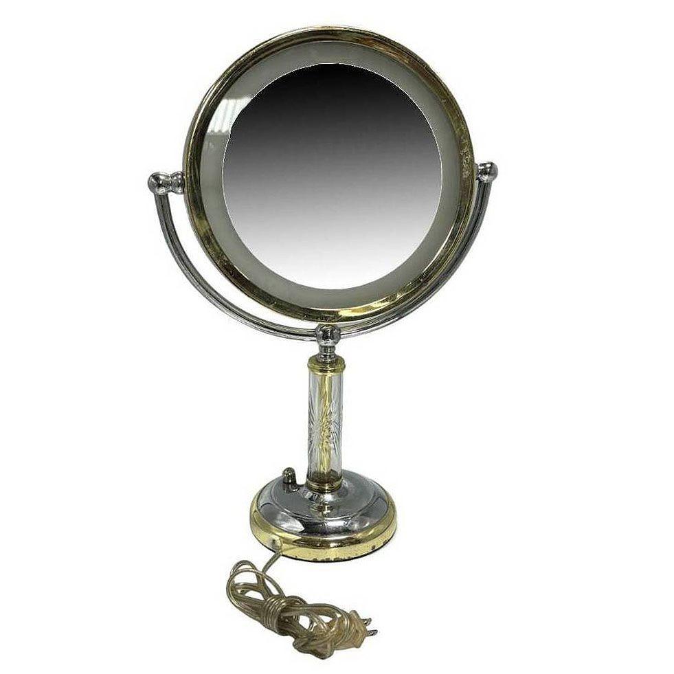 Eleva il tuo spazio vanity con questo specchio vintage High Style con illuminazione a fluorescenza, un delizioso mix di funzionalità ed estetica. Realizzata in cromo con accenti in ottone, la base presenta una colonna di vetro tagliato a stella su