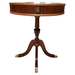 Table d'appoint ronde Chippendale de grand style avec tiroir