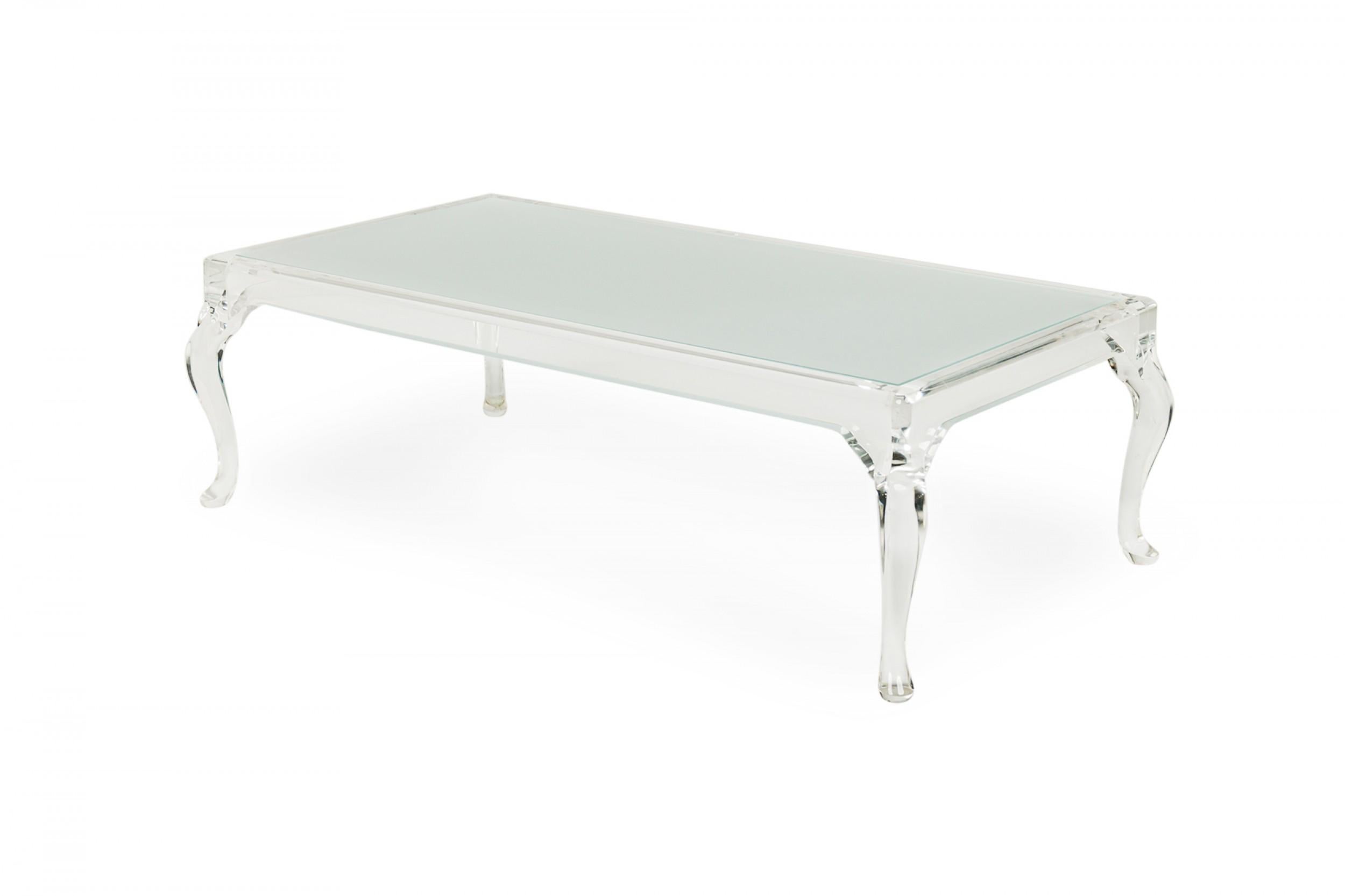 Table basse rectangulaire de style américain, avec un cadre en lucite clair supportant un plateau en verre dépoli, reposant sur quatre pieds cabriole / Queen Anne en lucite clair.

Condit : Bon ; Usures dues à l'âge et à l'utilisation