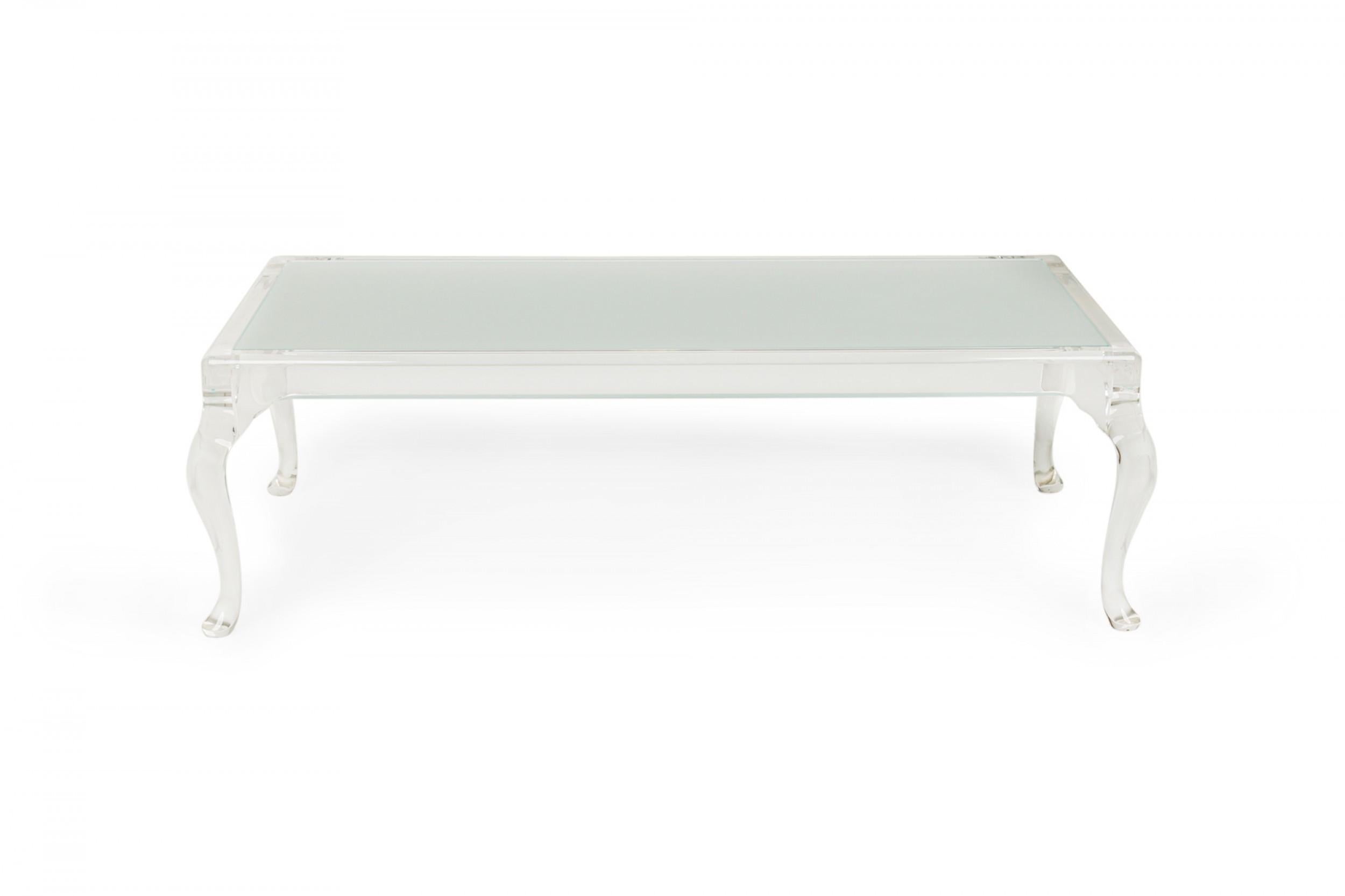 Mid-Century Modern Table à cocktail / table basse de style Queen Anne en lucite et verre dépoli en vente