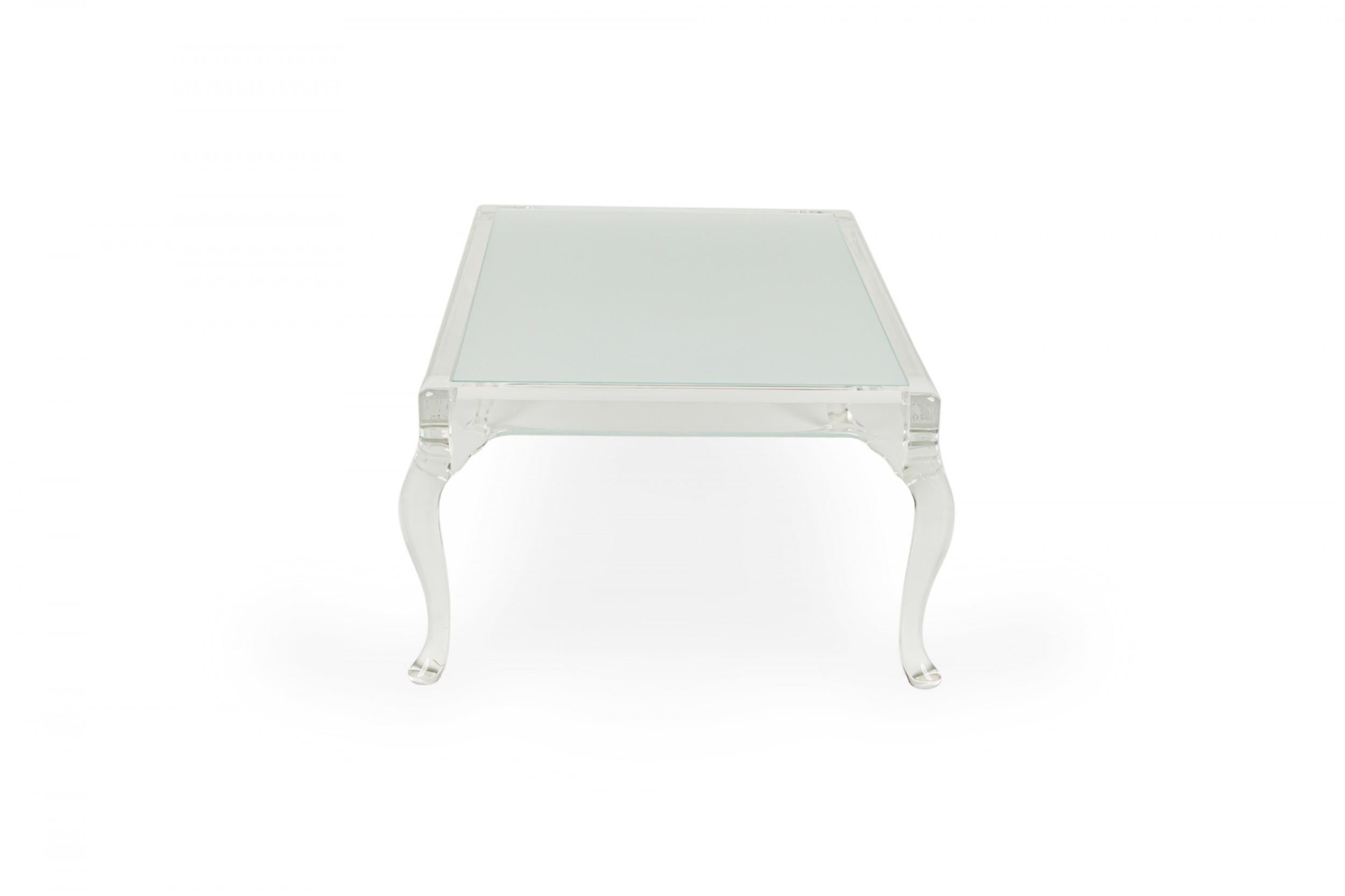 Américain Table à cocktail / table basse de style Queen Anne en lucite et verre dépoli en vente