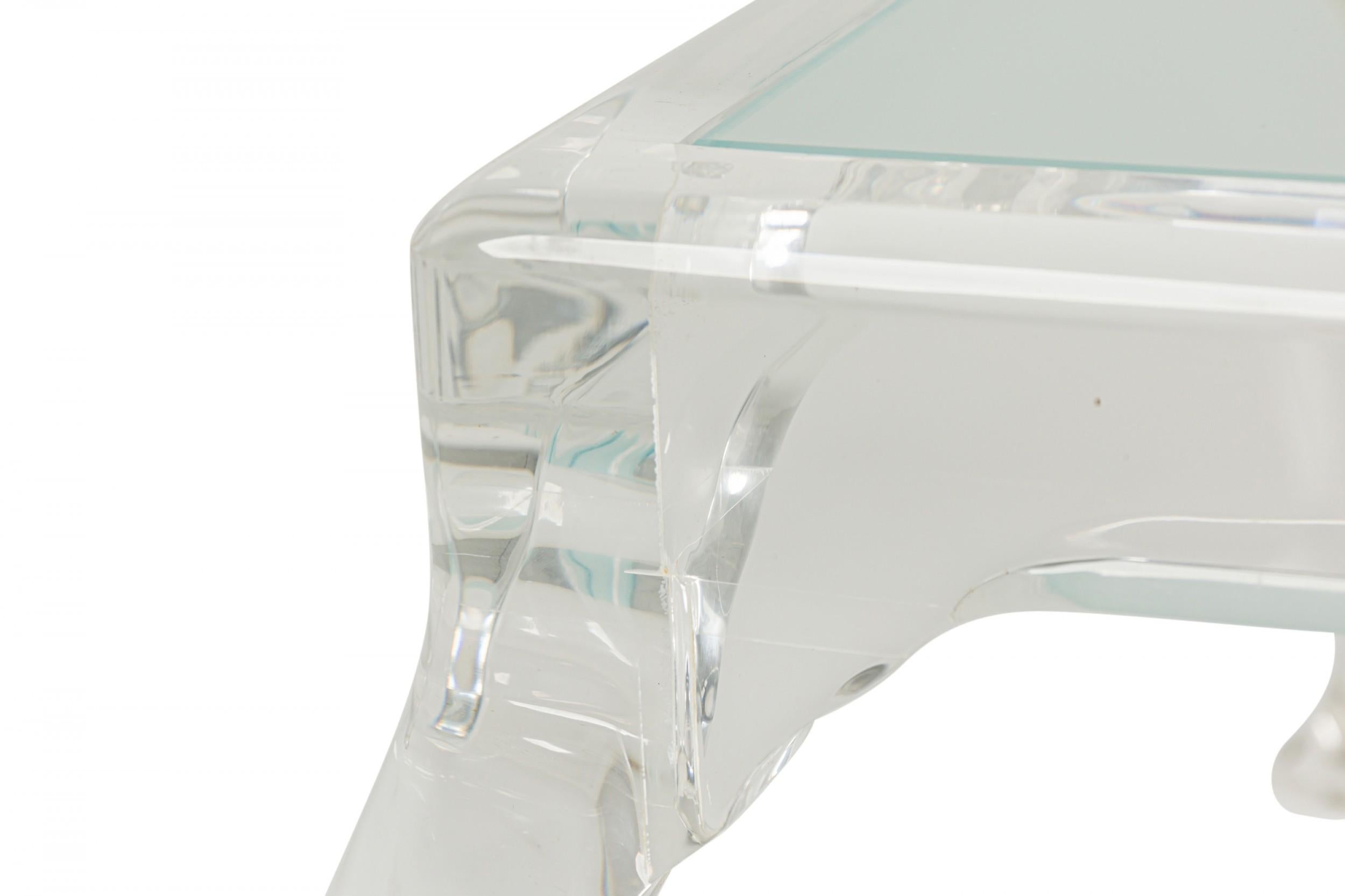 20ième siècle Table à cocktail / table basse de style Queen Anne en lucite et verre dépoli en vente