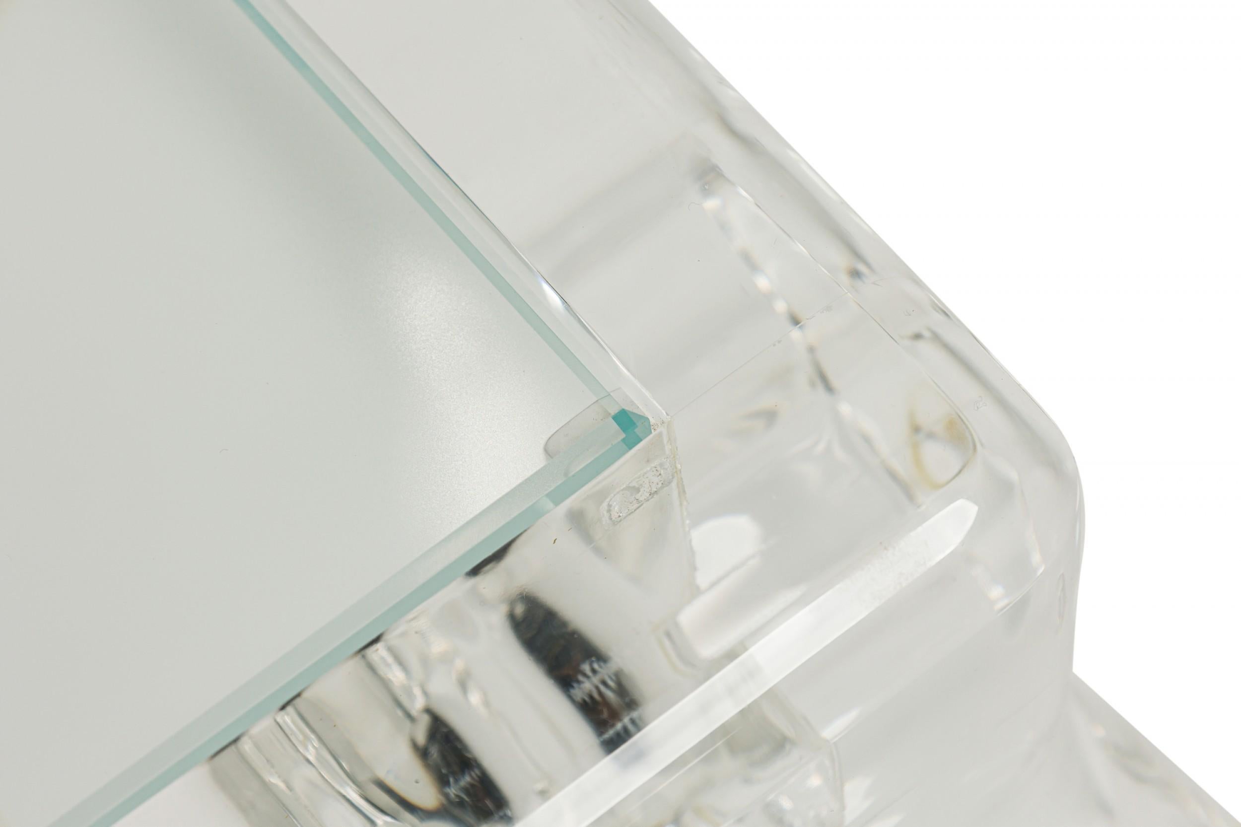 Laiton Table à cocktail / table basse de style Queen Anne en lucite et verre dépoli en vente