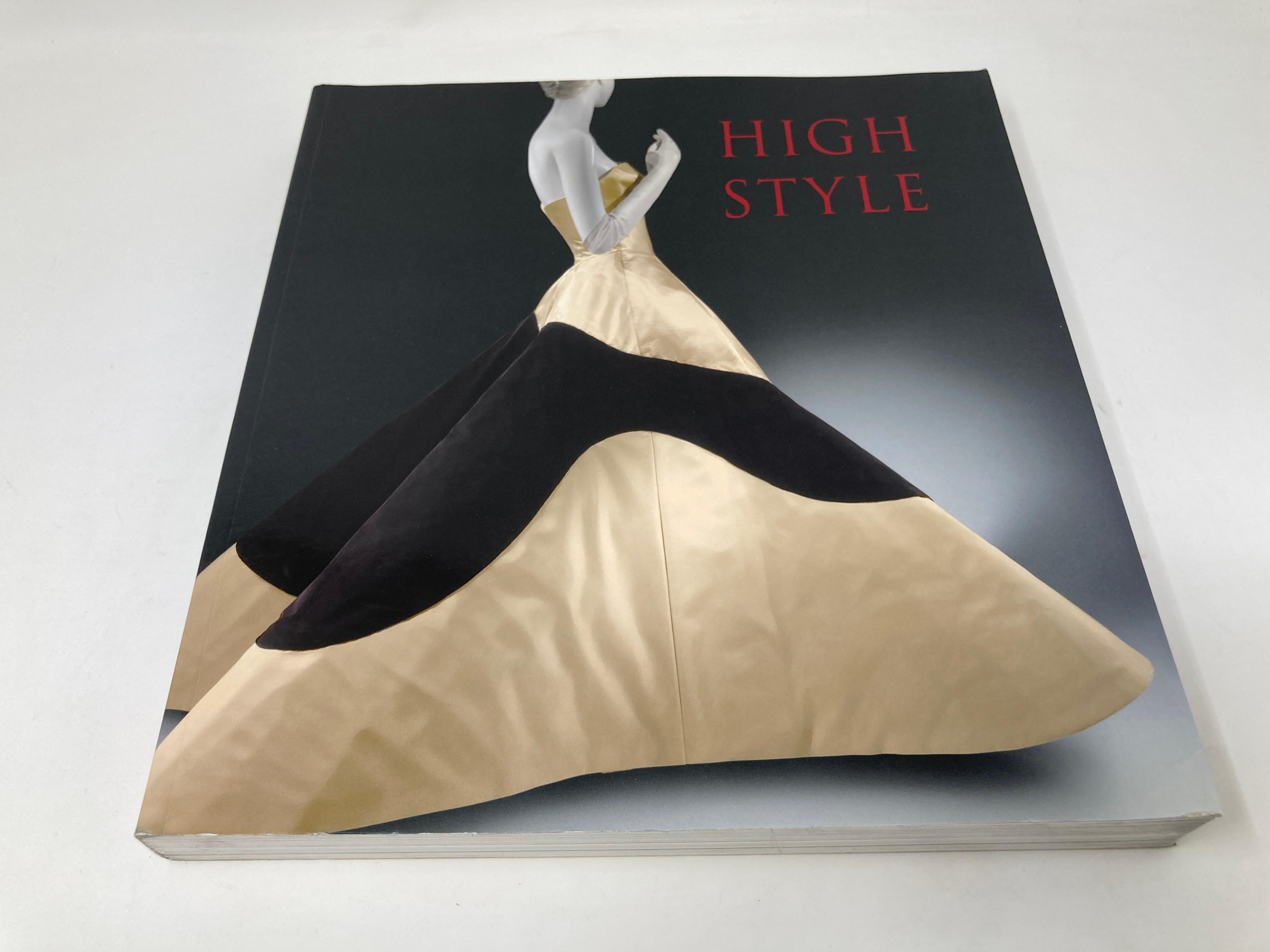 Capolavori di alto stile dalla Brooklyn Museum Costume Collection del Metropolitan Museum of Art - Copertina morbida di Jan Glier Reeder.
256 pagine
358 illustrazioni
Premi del Salone del Libro di New York
Premio Speciale Commercio, Premio Generale,