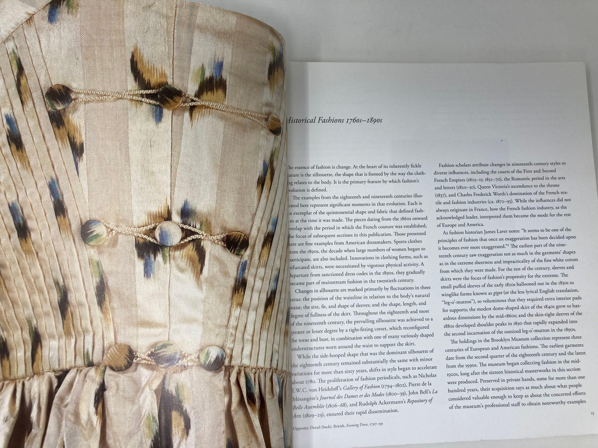 Papier Le grand style : Chefs-d'œuvre de la collection de costumes du Brooklyn Museum en vente