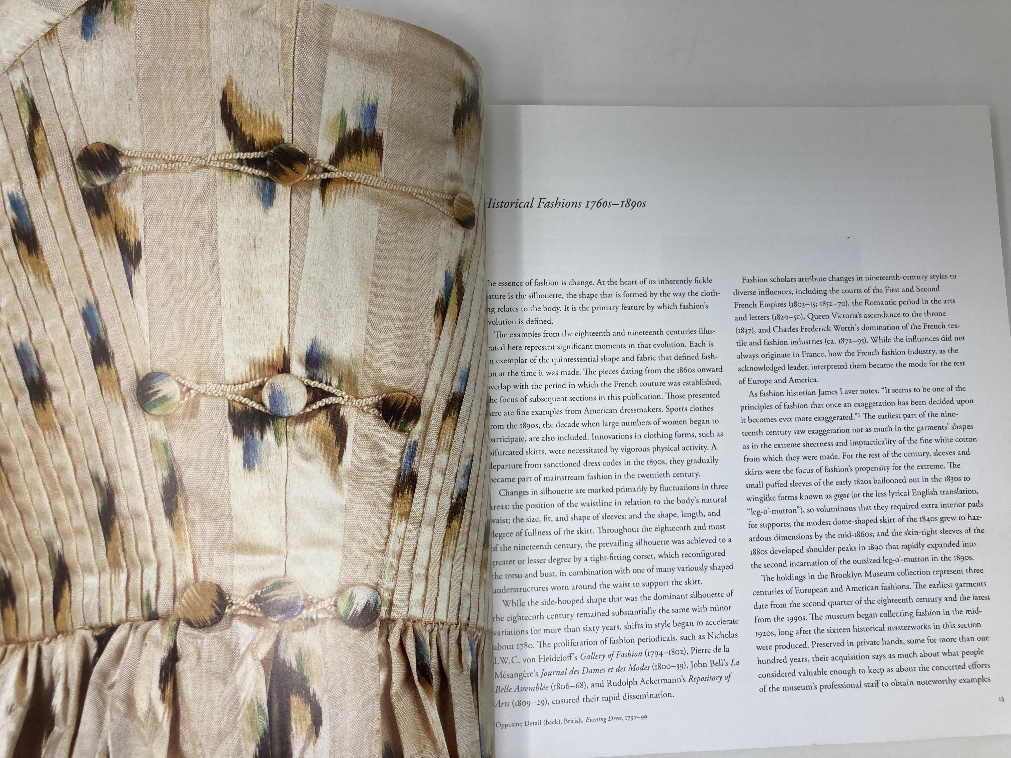 Alto stile: Opere d'arte della collezione di costumi del Brooklyn Museum in vendita 3