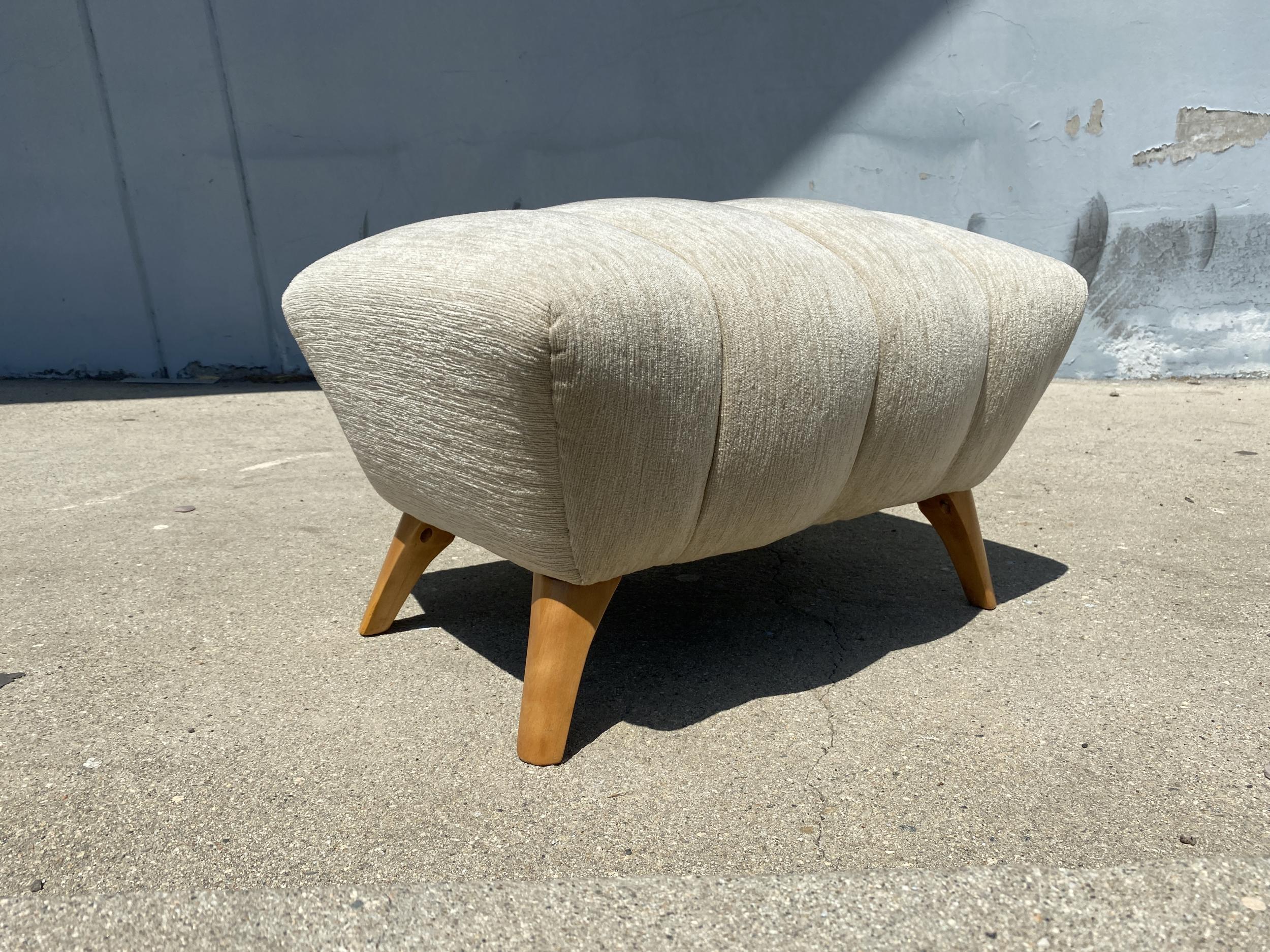 Chaise de lecture de style haut de gamme du milieu du siècle avec pouf de Heywood Wakefield en vente 2