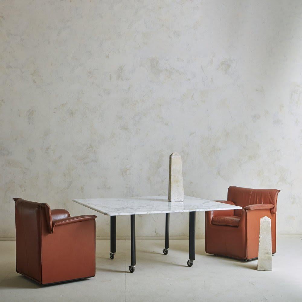 Ein Stehtisch aus den 1990er Jahren, entworfen von  Joseph D'Urso für Knoll International in den 1980er Jahren. Dieser Tisch hat eine quadratische Tischplatte aus Calacatta-Marmor mit wunderschöner grauer und taupefarbener Maserung. Er steht auf
