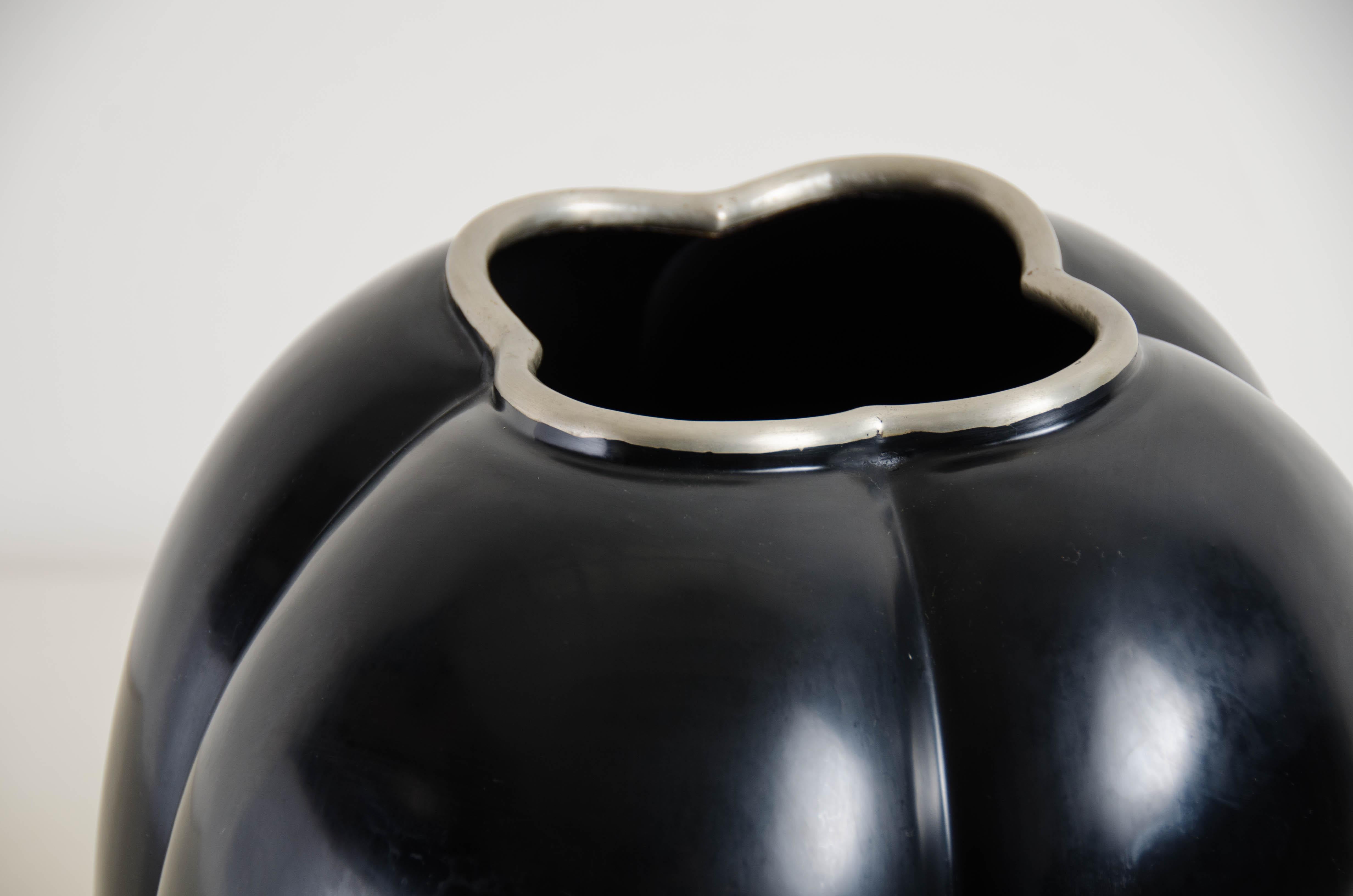 High Tang Vase, Black Lacquer by Robert Kuo, Handmade, Limited Edition In New Condition For Sale In Los Angeles, CA