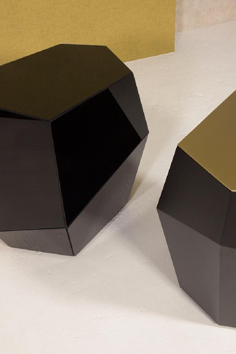 Portugais Table d'appoint High Three Rocks en noir et laiton par InsidherLand en vente