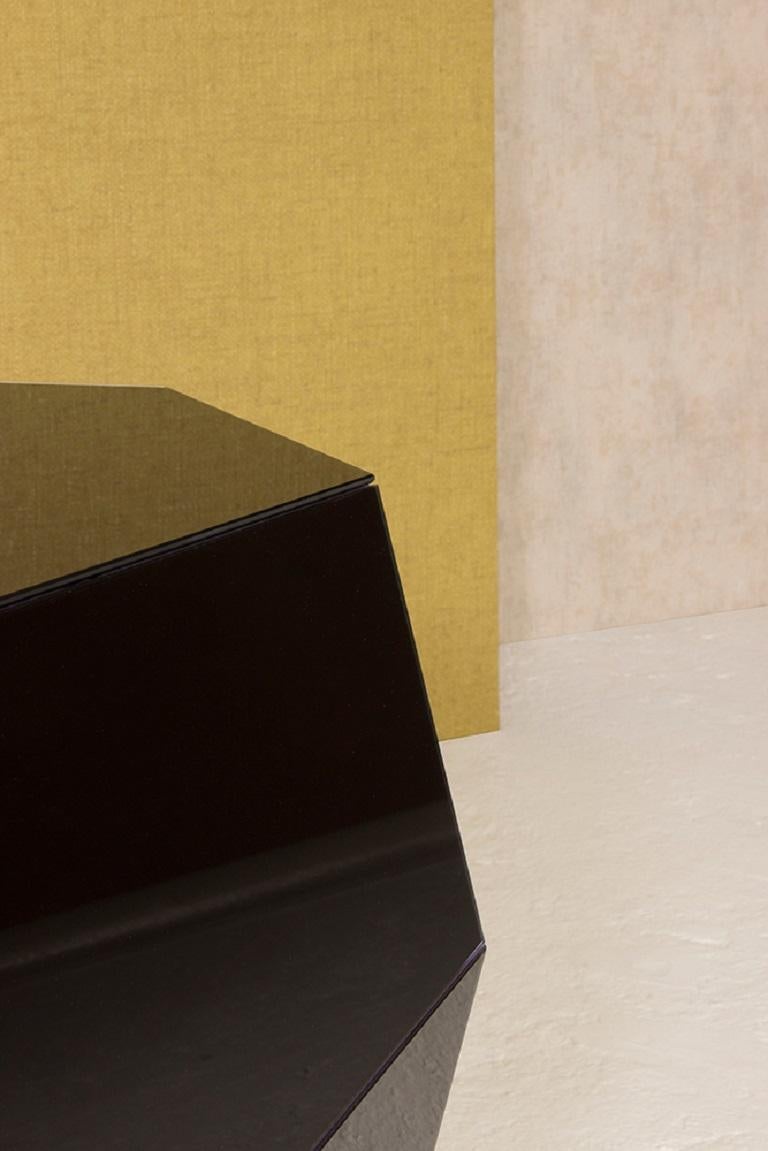 Laque Table d'appoint High Three Rocks en noir et laiton par InsidherLand en vente