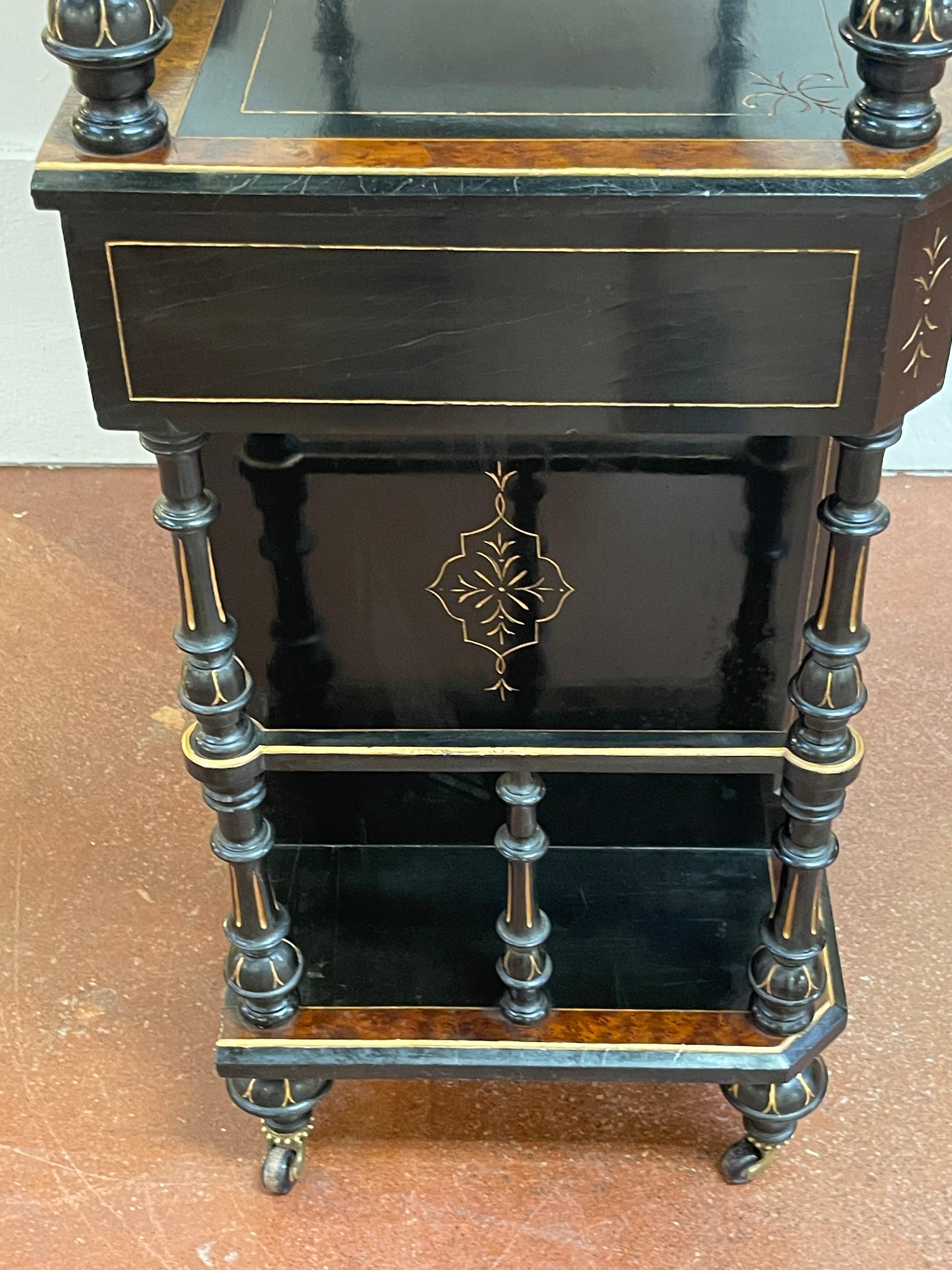 Burl Victoriano Alto, Ebonizado Brillante y Dorado  Armario de 3 niveles / Barra seca / Estantería en venta 13