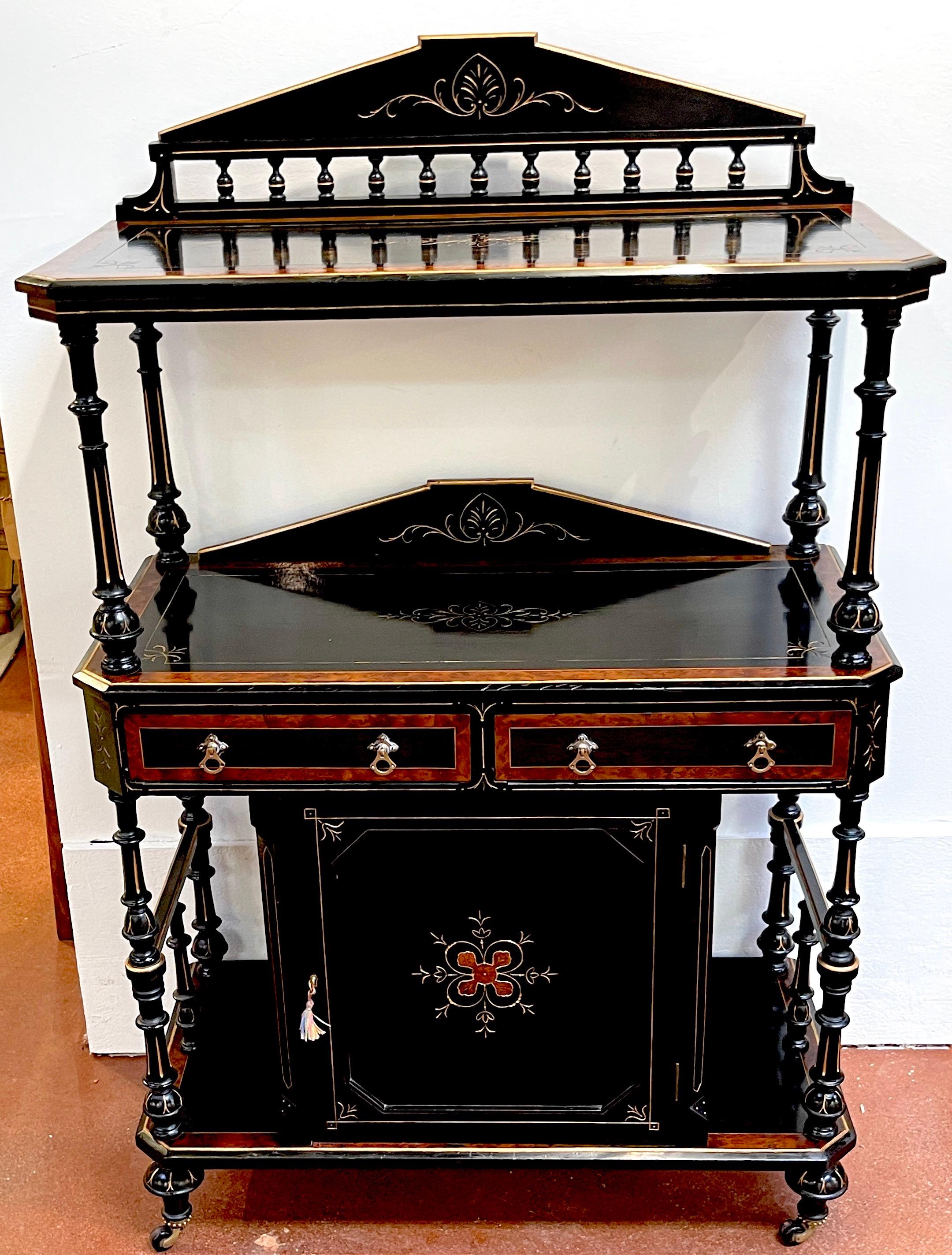 Mueble/Escritorio de 3 niveles de maderas nobles victorianas, ebonizado brillante y dorado 
EEUU, hacia 1870, influencias del diseño de Herter Brothers y similares 

Impresionante obra maestra del mobiliario de la alta época victoriana, este