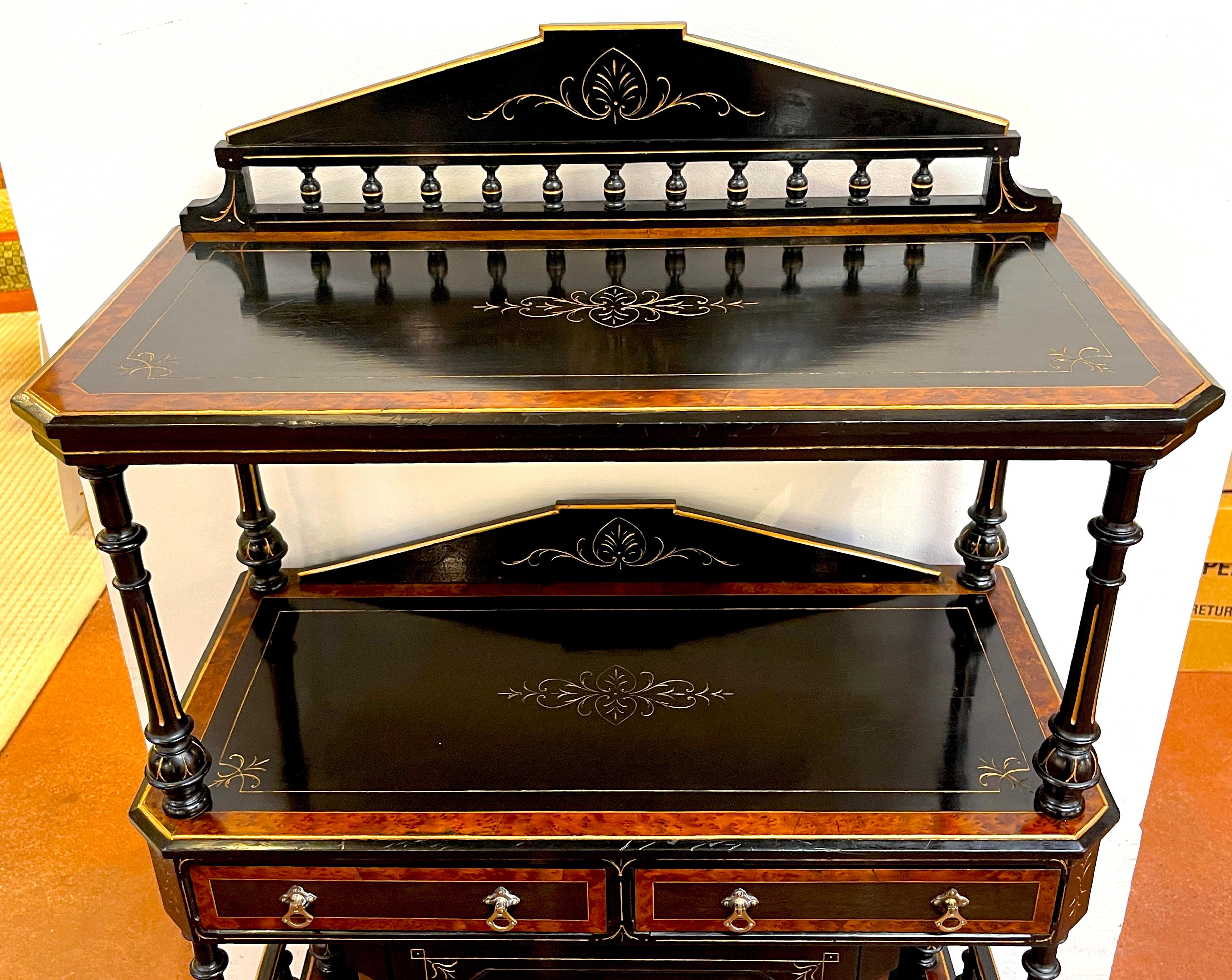 Burl Victoriano Alto, Ebonizado Brillante y Dorado  Armario de 3 niveles / Barra seca / Estantería en Bueno estado para la venta en West Palm Beach, FL