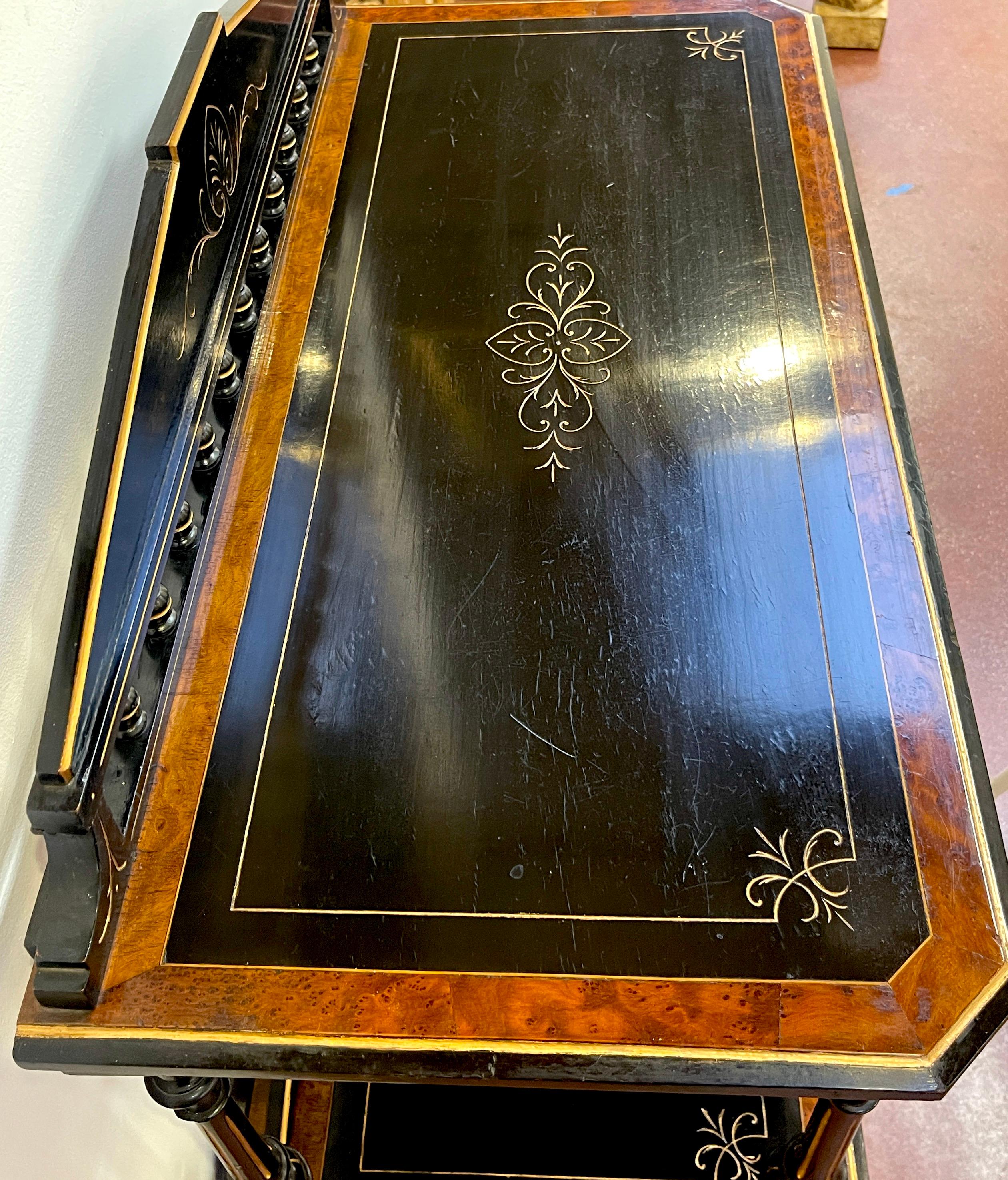 Burl Victoriano Alto, Ebonizado Brillante y Dorado  Armario de 3 niveles / Barra seca / Estantería siglo XIX en venta