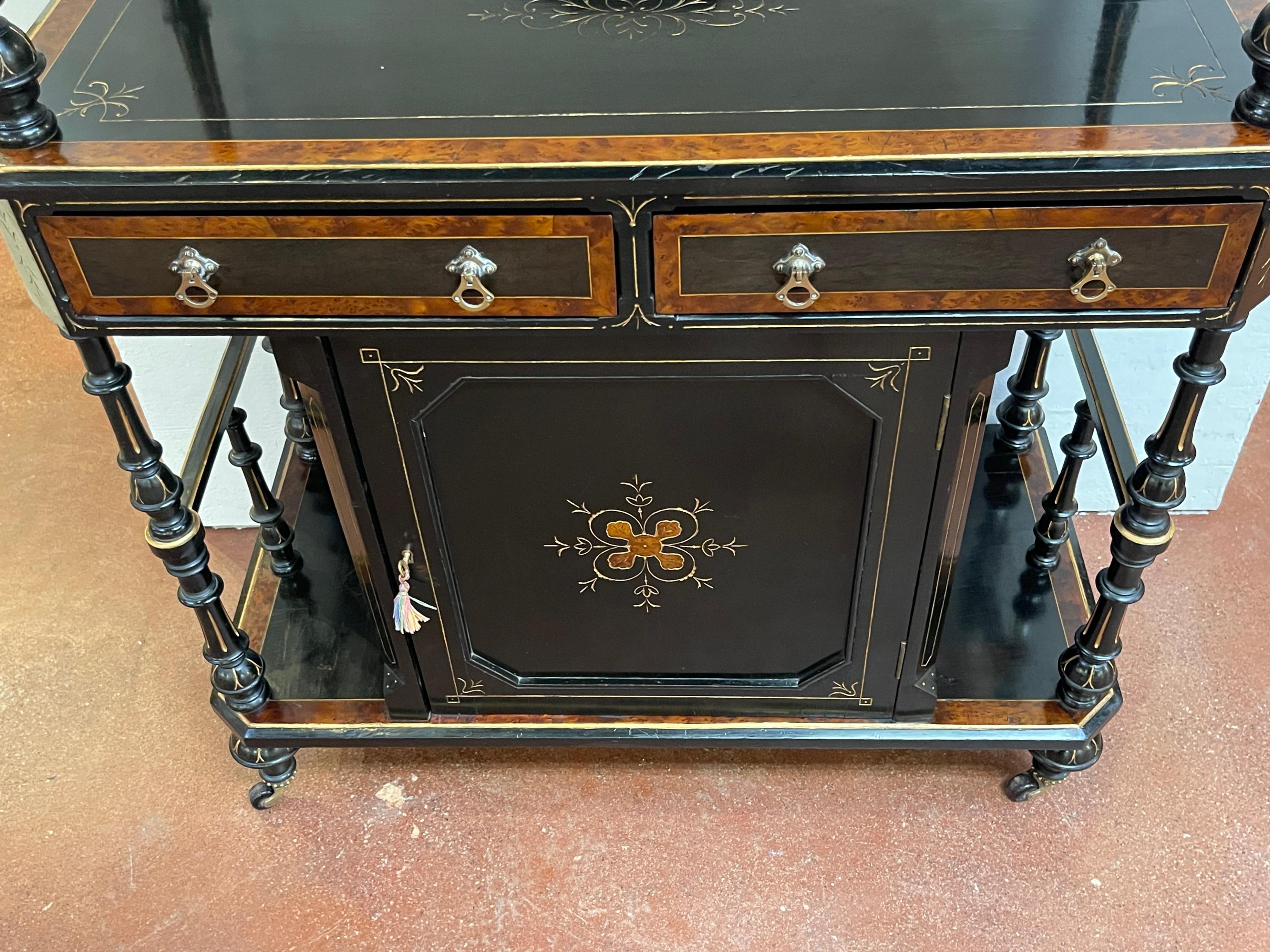 Burl Victoriano Alto, Ebonizado Brillante y Dorado  Armario de 3 niveles / Barra seca / Estantería en venta 1