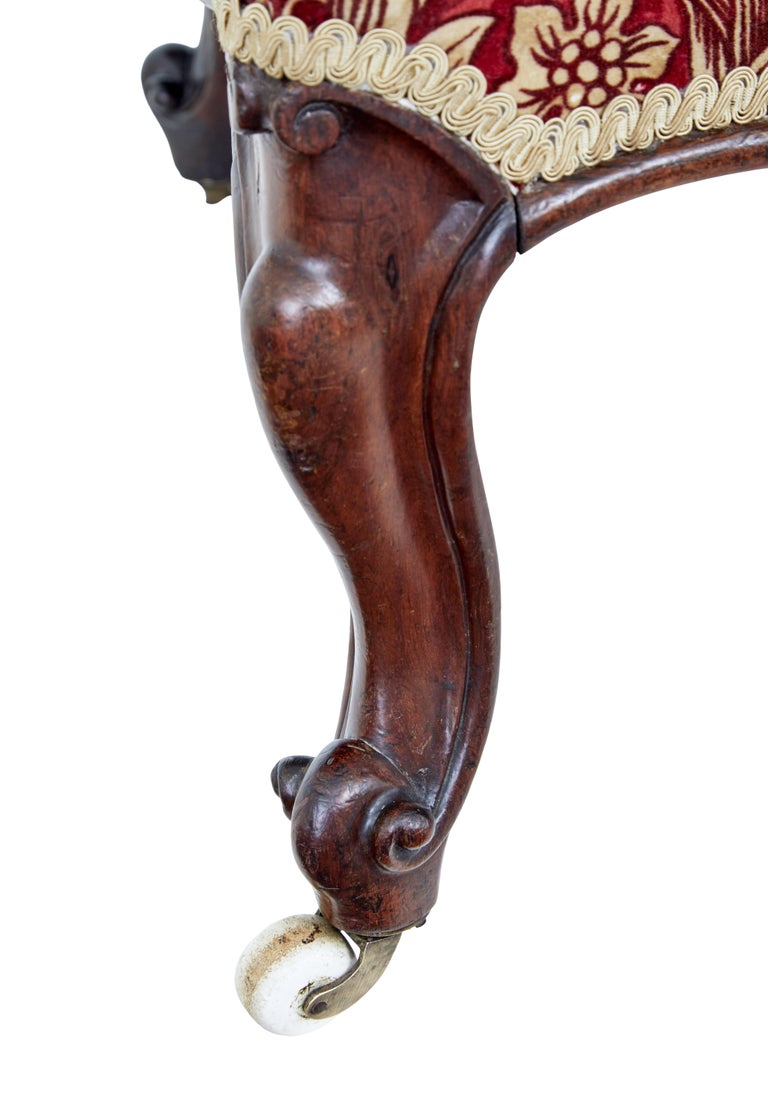 High Victorian Carved Walnut Chaise Lounge For Sale at 1stDibs