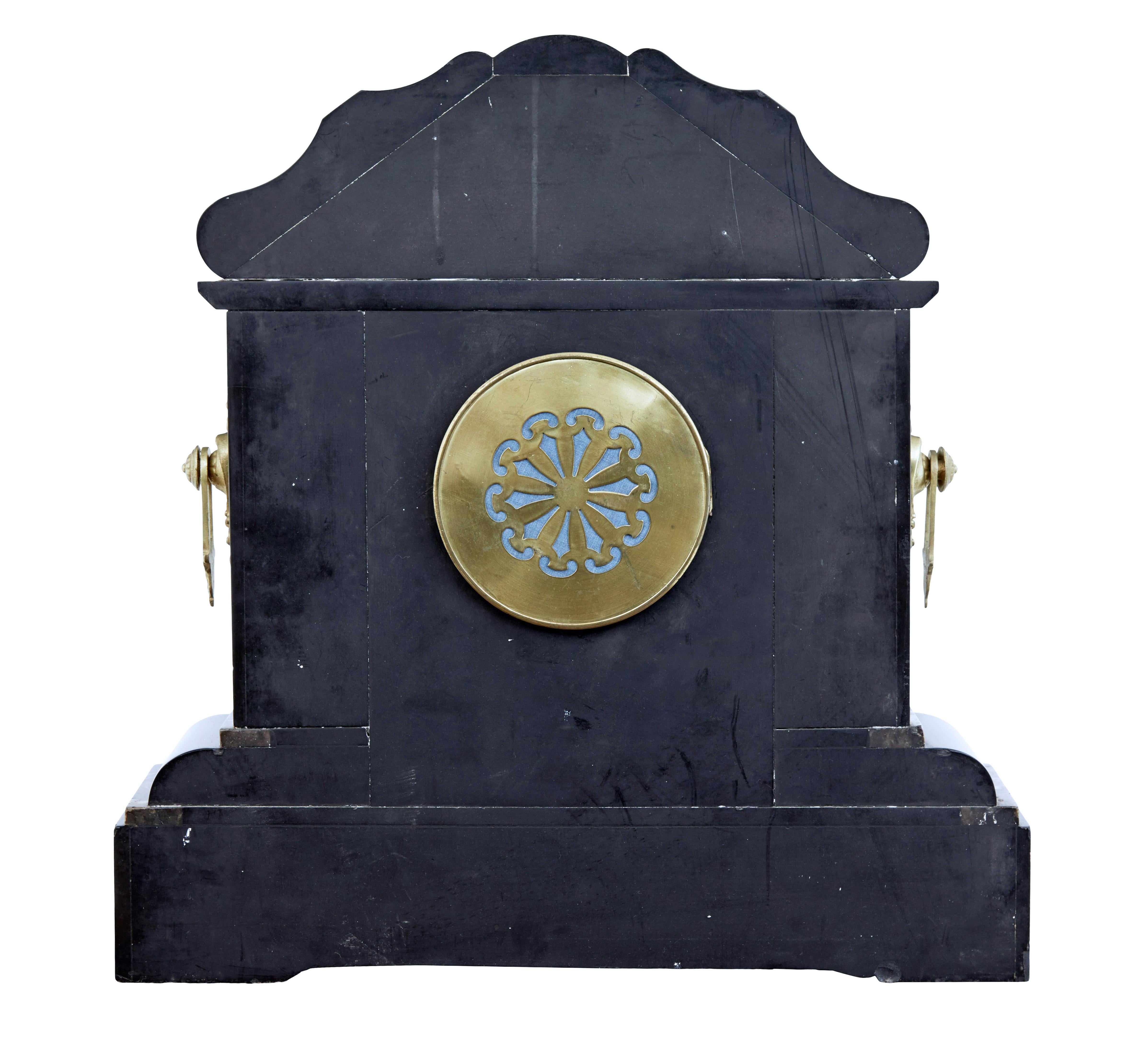 Apogée victorien Haute horloge de cheminée victorienne en marbre noir incrusté en vente